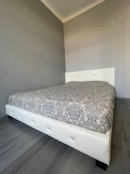 Minimalist Apartment-free Parking, Self Check In Riga