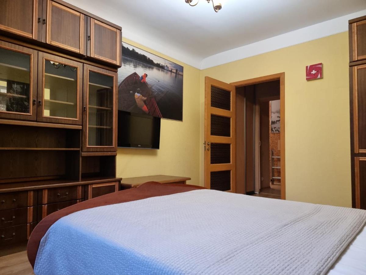 Apartment 3 Bedrooms Next To Dom Square *