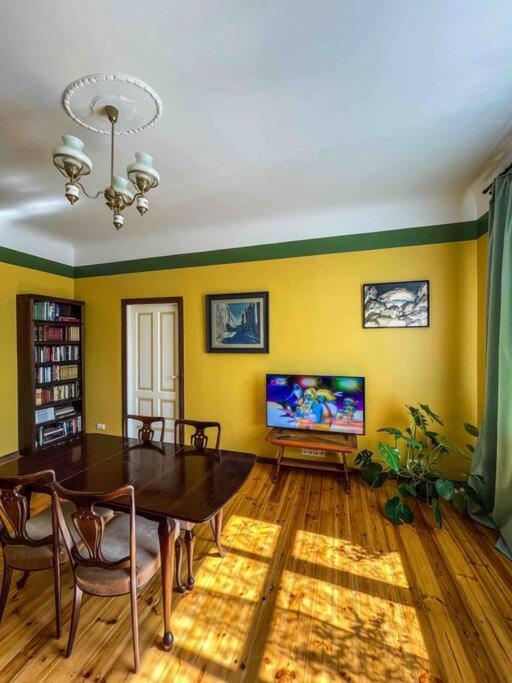 Spacious And Bright Center With Cityview Apartment