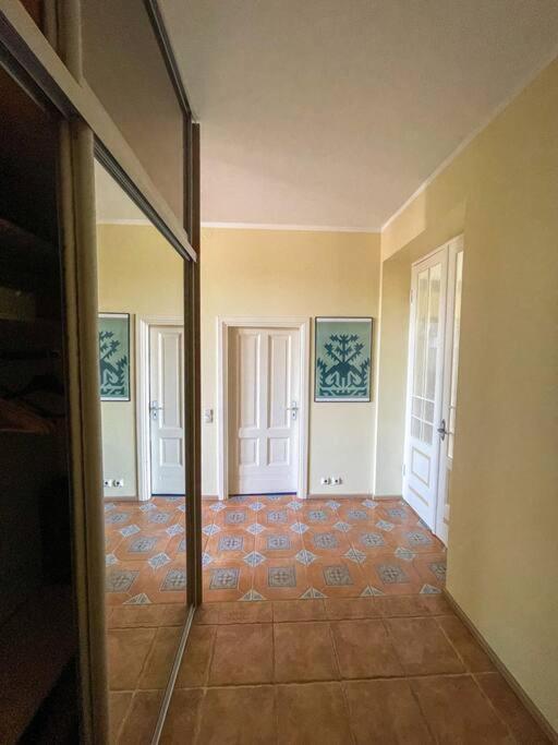 Spacious And Bright Center With Cityview