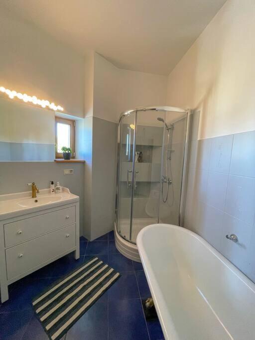 Spacious And Bright Center With Cityview Apartment