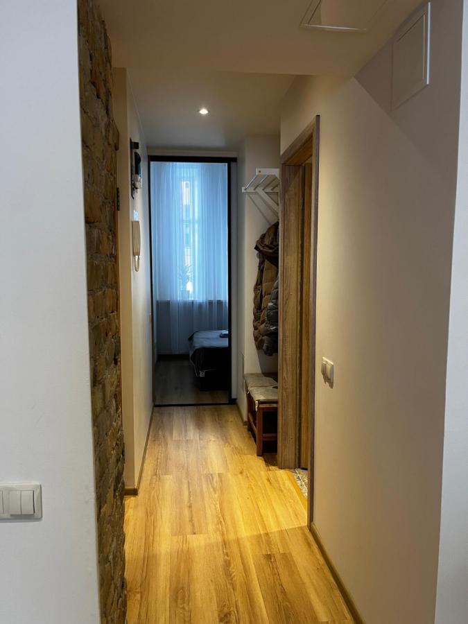 Cozy Flat Near Center *