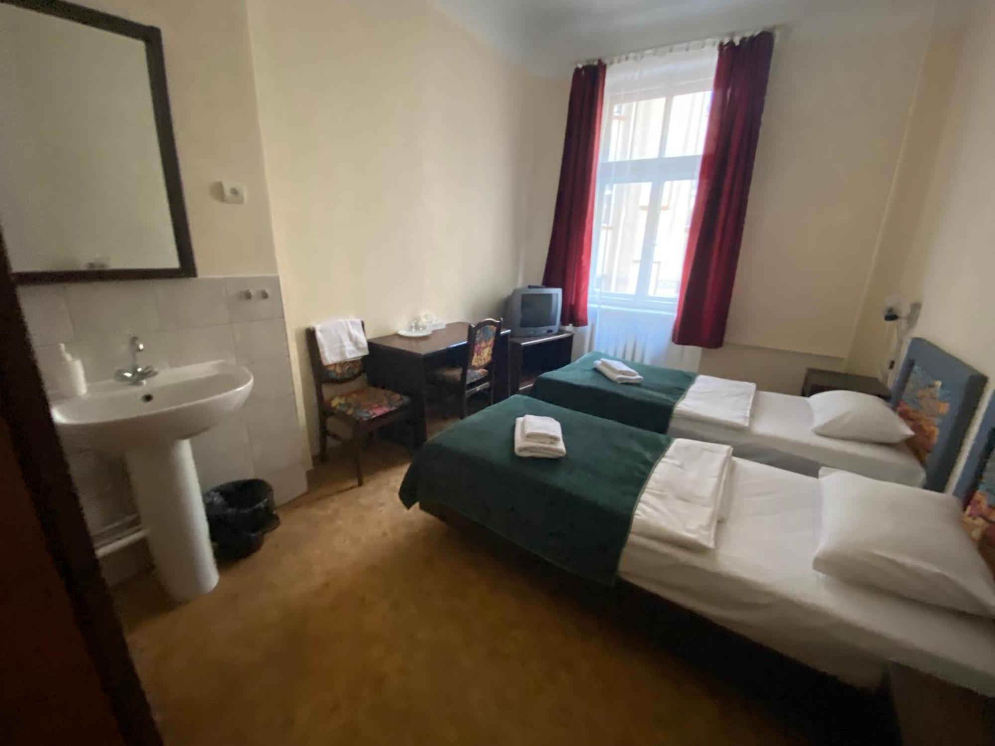 Viktorija With Private Hostel *