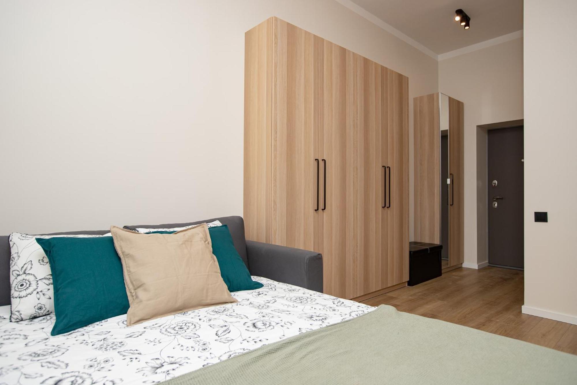 Fully Equipped Flat, 10 Min Walk Away To Central Station, 2nd Floor *