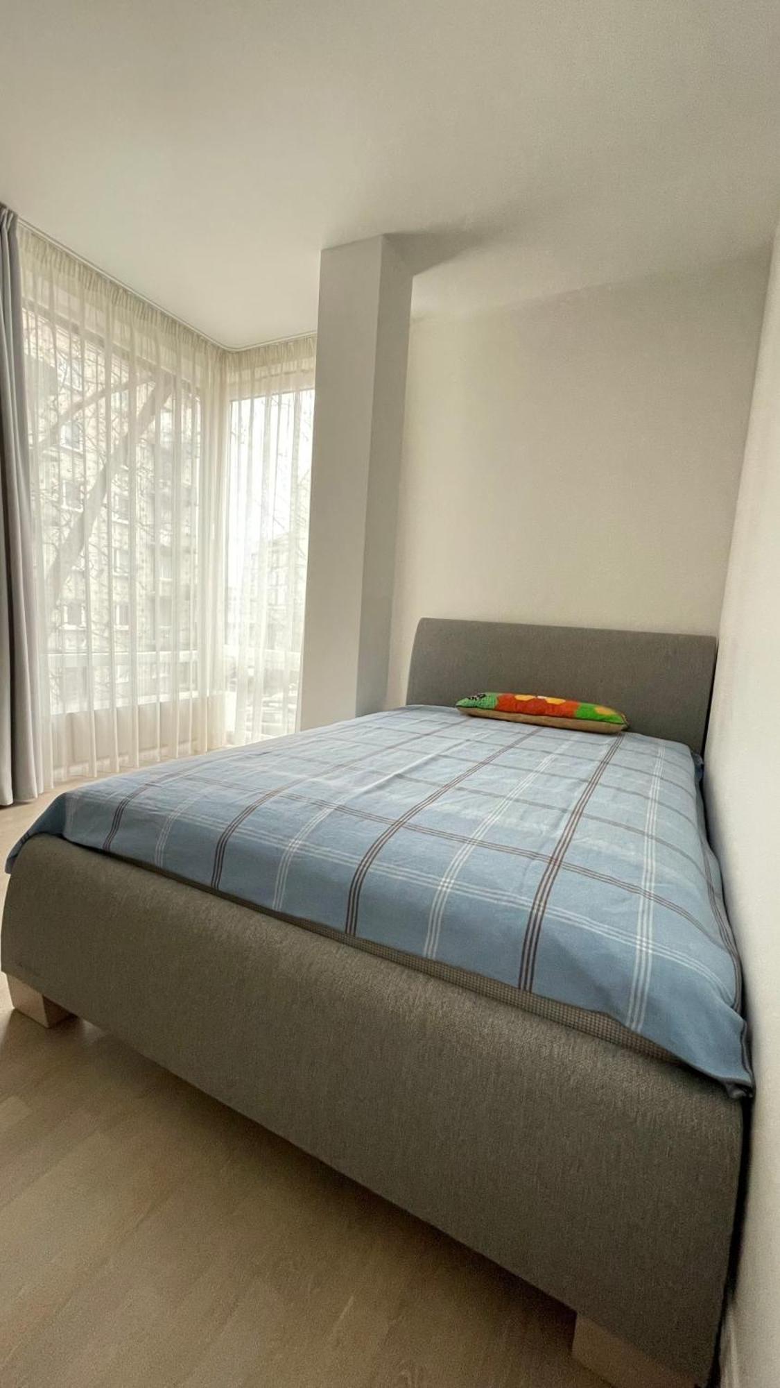 Hugo & Parking Apartment