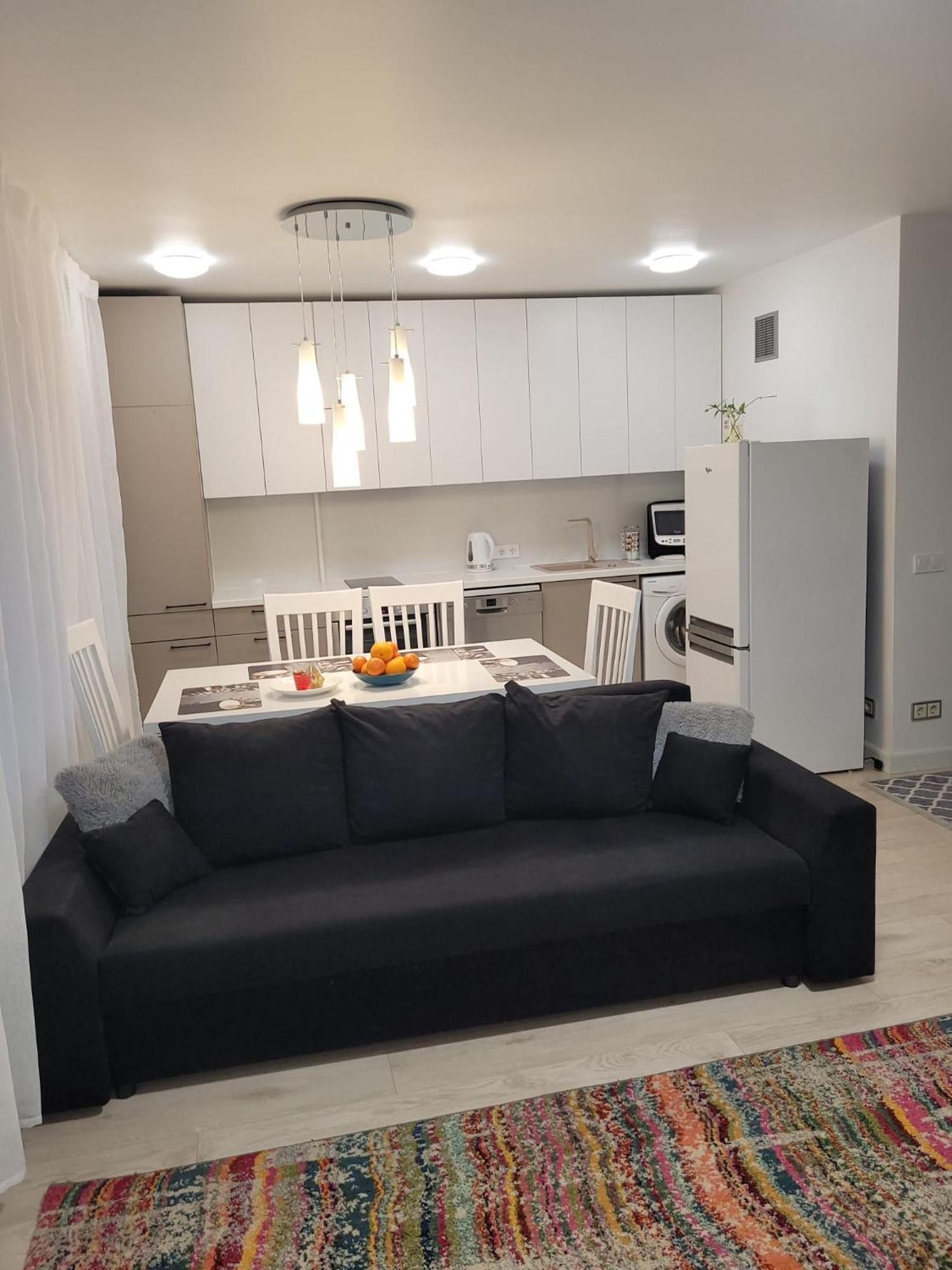 White Free Parking Self Check-inn Apartment