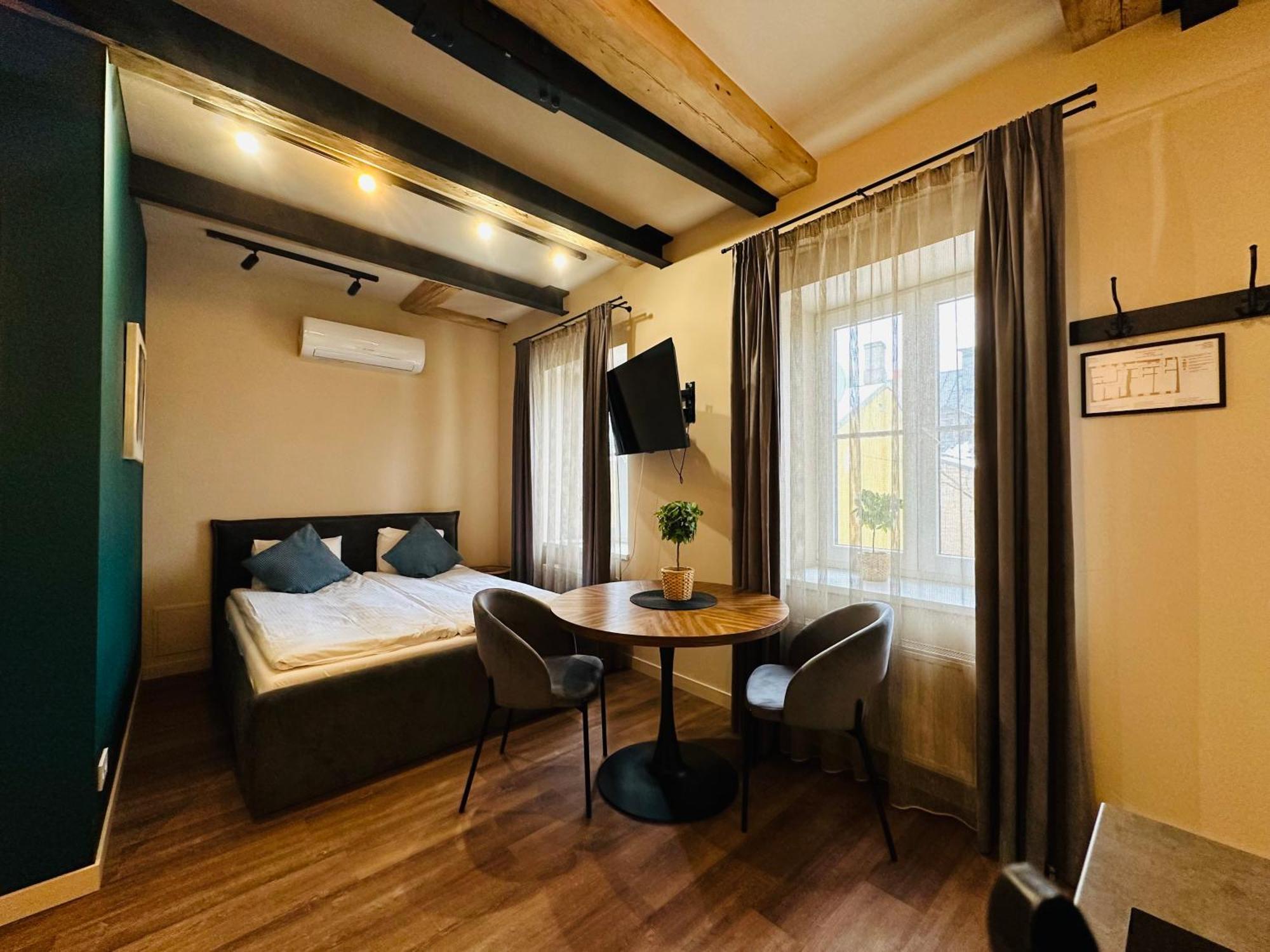 Colonel & Apartment *