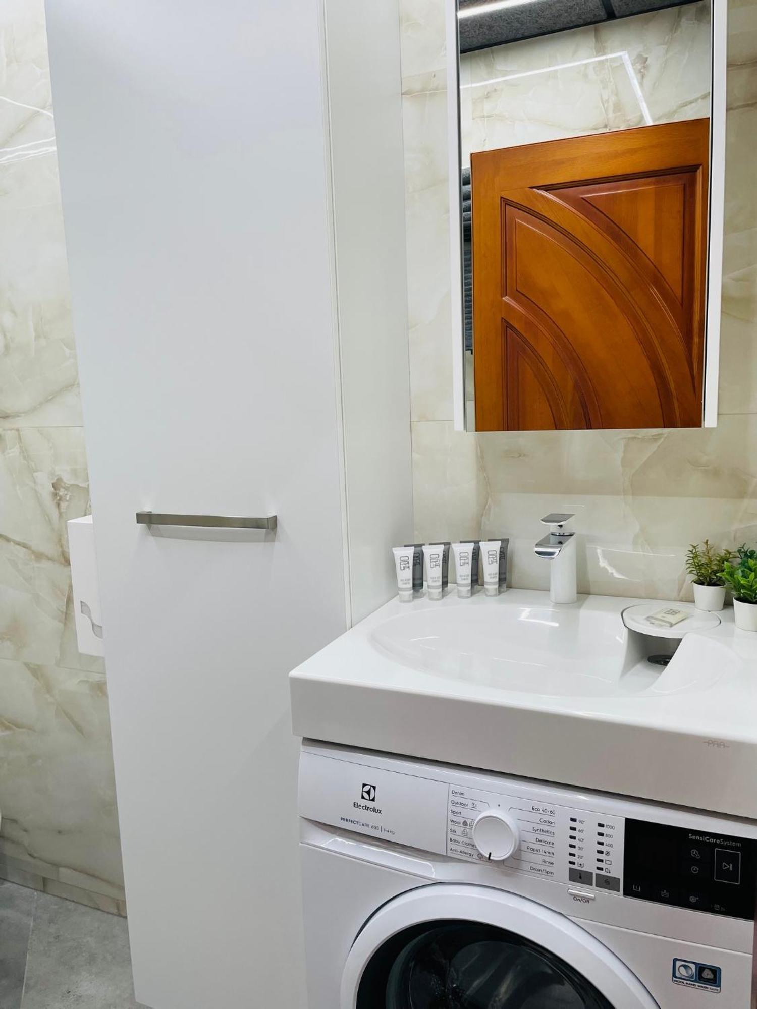 Căn hộ Brivibas - West / East, Free Privat Parking, Free Wifi, Self Check-in Riga