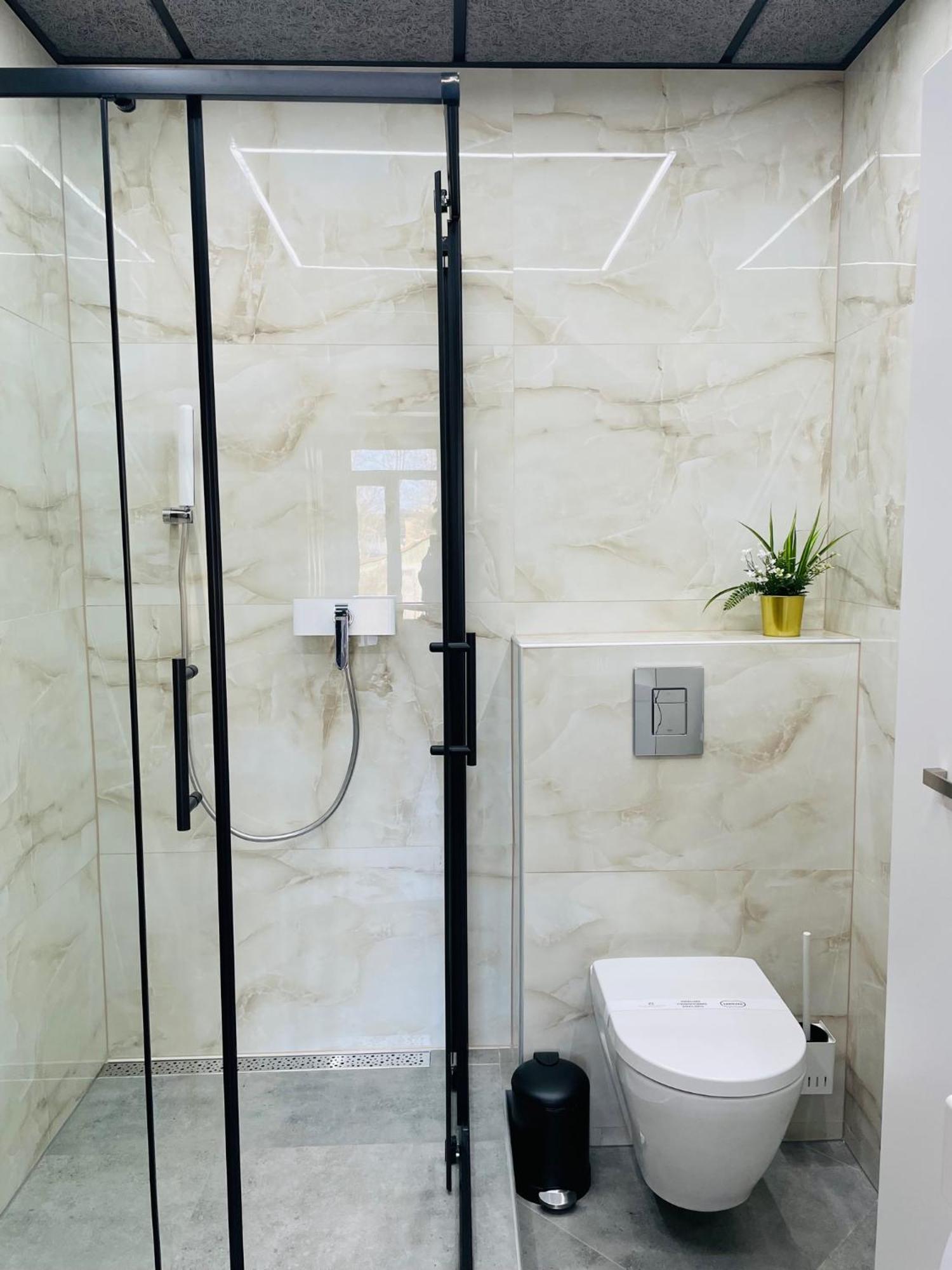 Căn hộ Brivibas - West / East, Free Privat Parking, Free Wifi, Self Check-in Riga