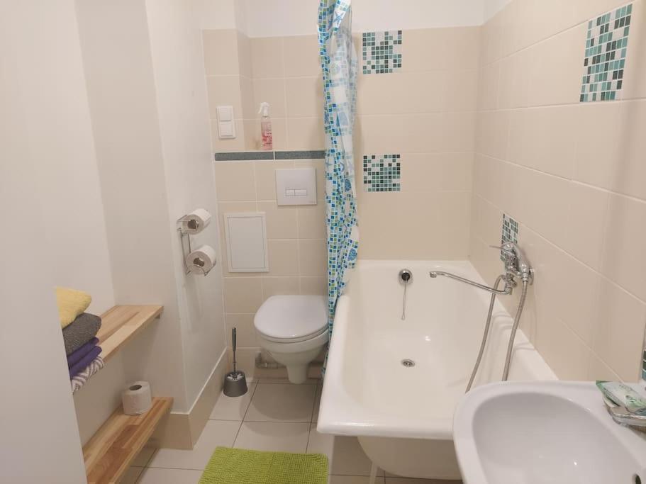 Comfy With 2 Bedrooms Apartment