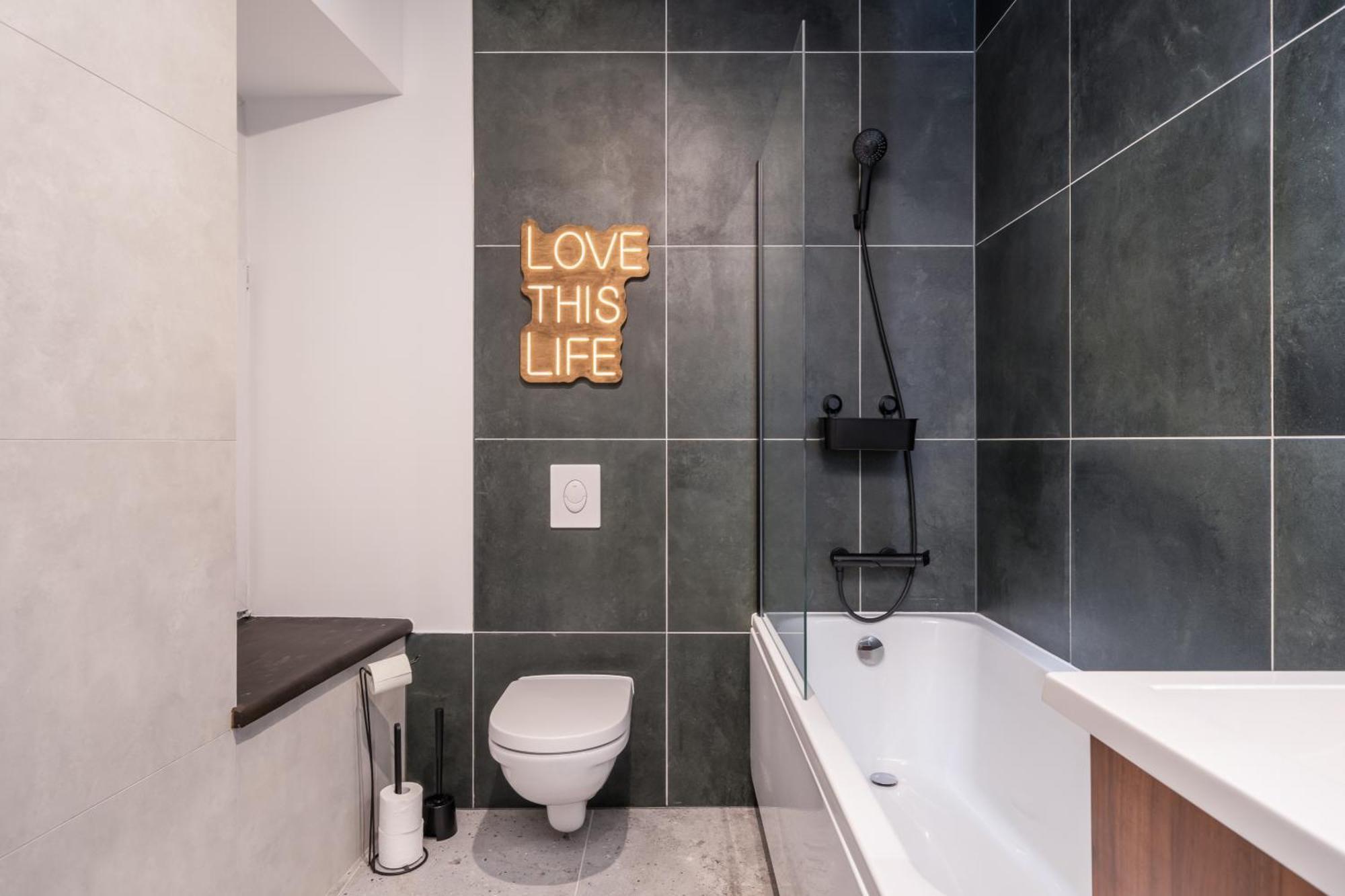 Old Town Stylish With Spacious Bathroom
