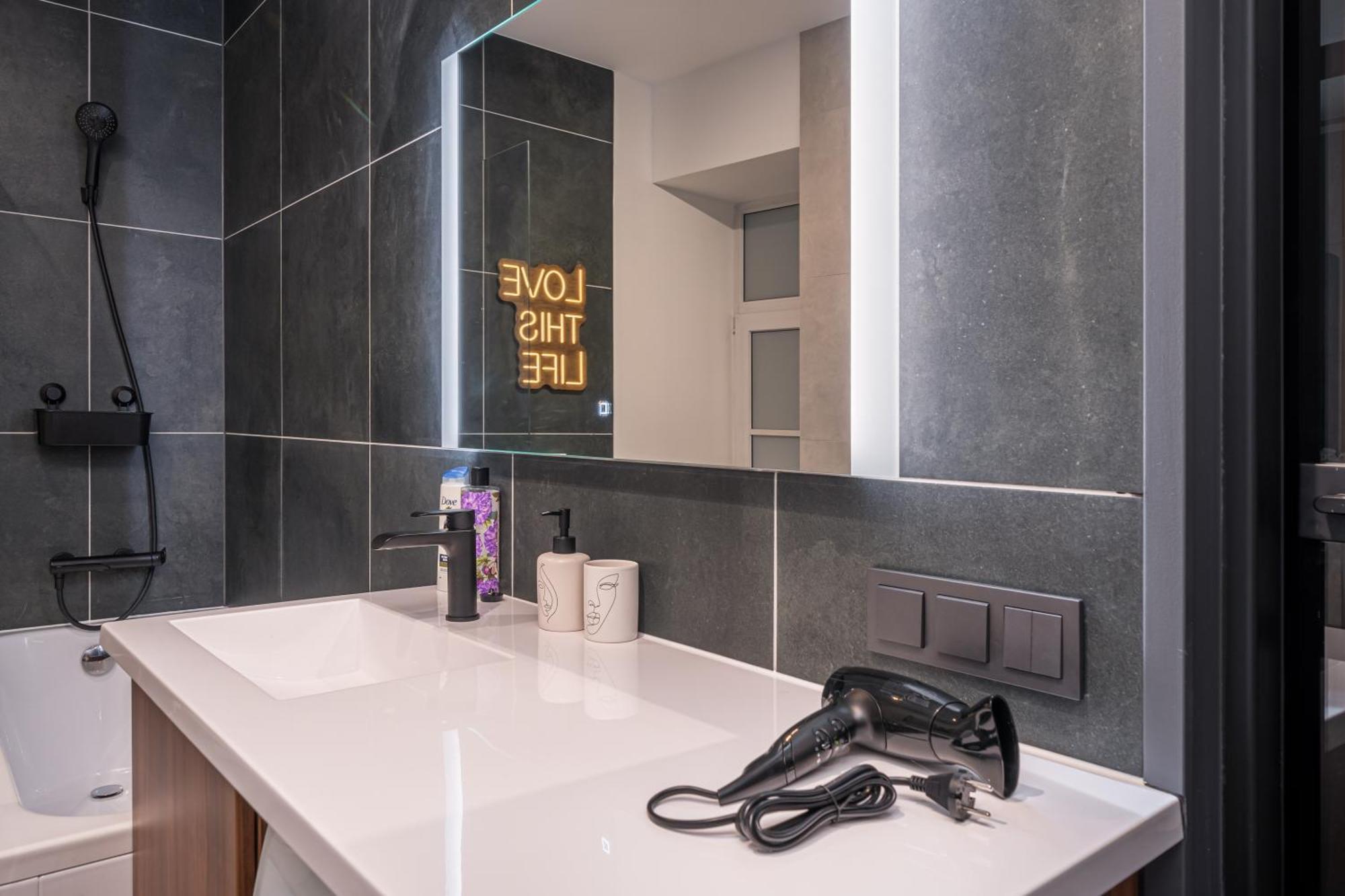 Old Town Stylish With Spacious Bathroom *