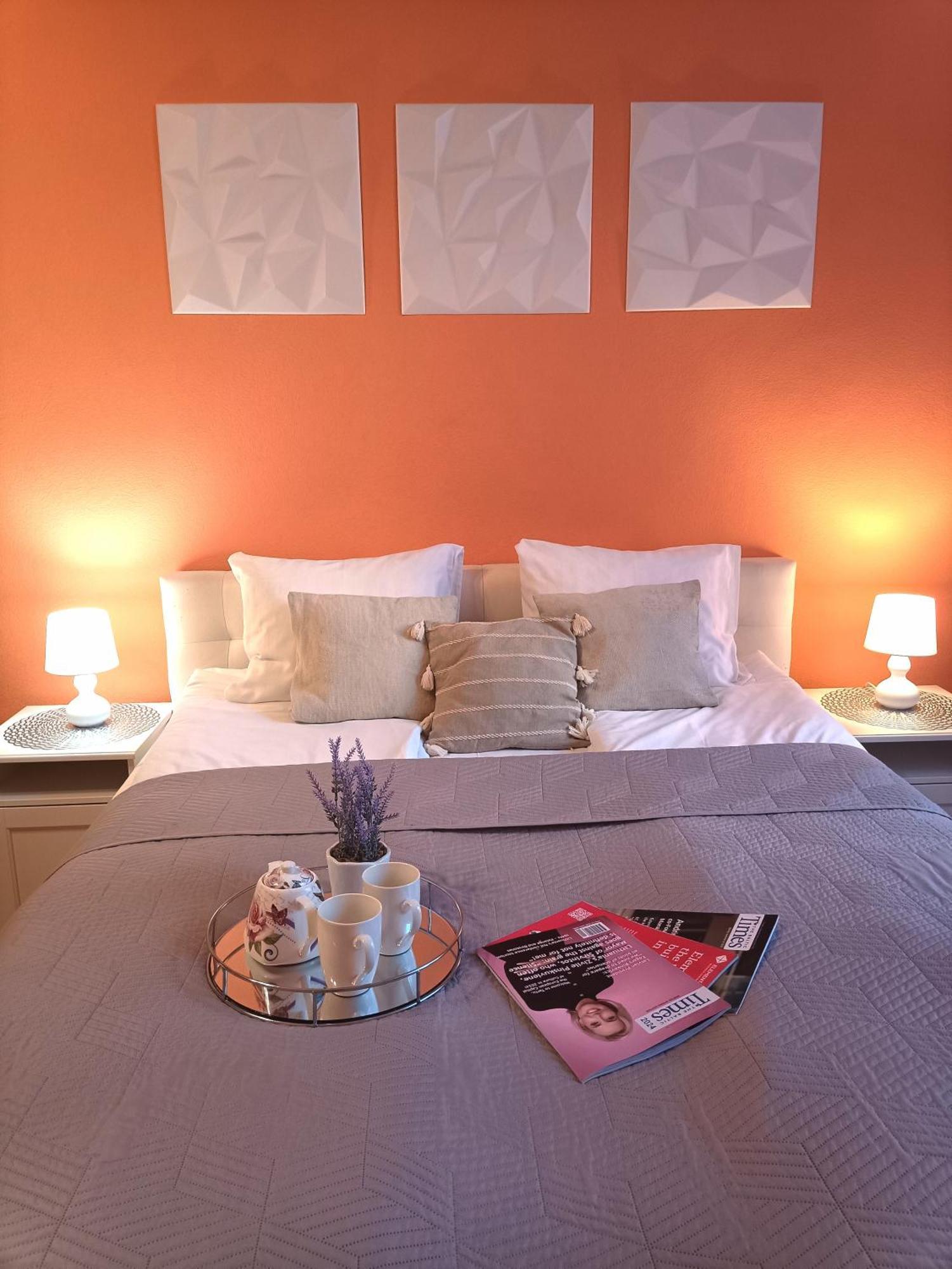 Spacious Old Town Family Peachy 2 Bedrooms Apartment, Nearby The Presidential Castle