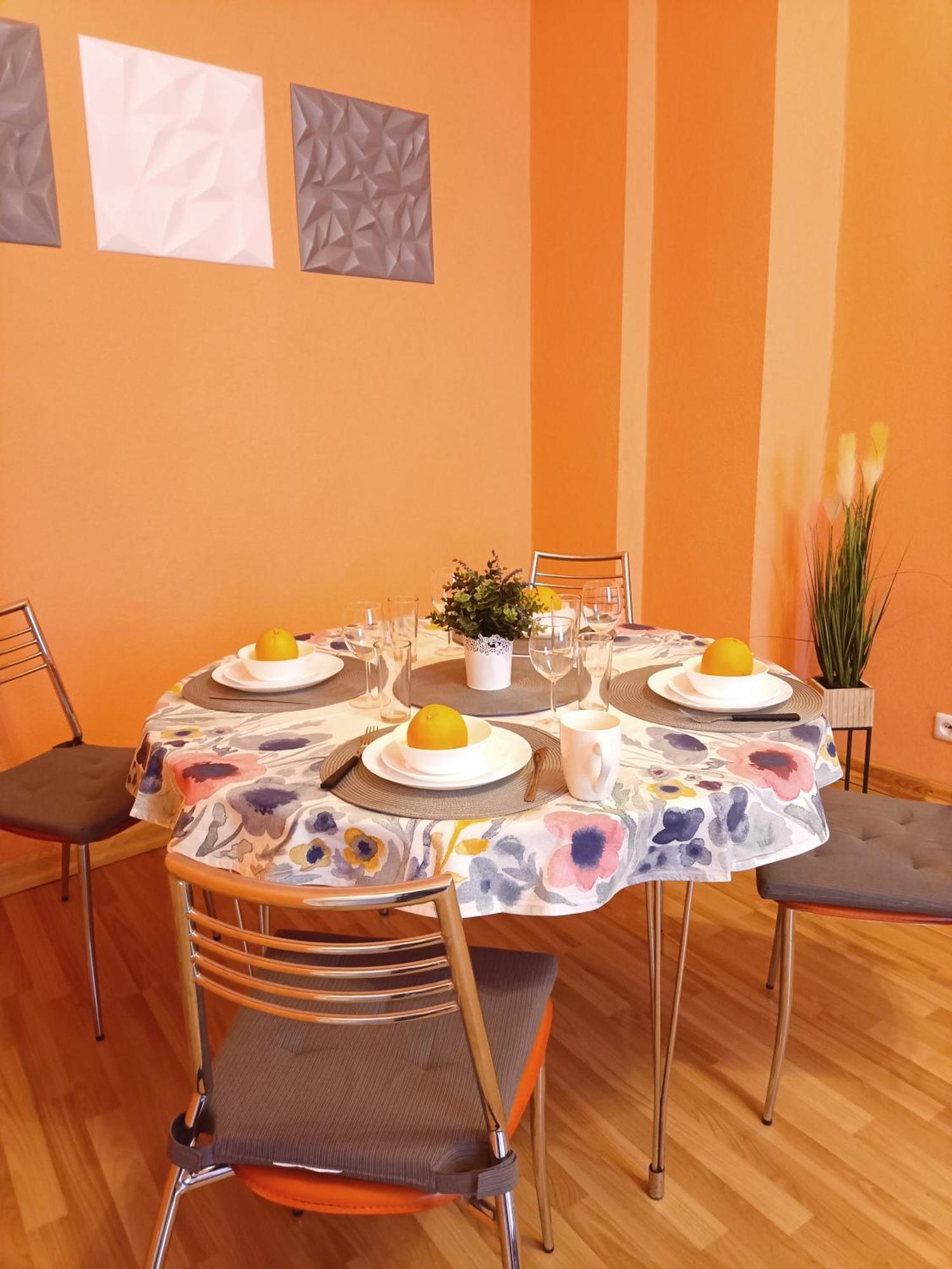 Spacious Old Town Family Peachy 2 Bedrooms Apartment, Nearby The Presidential Castle