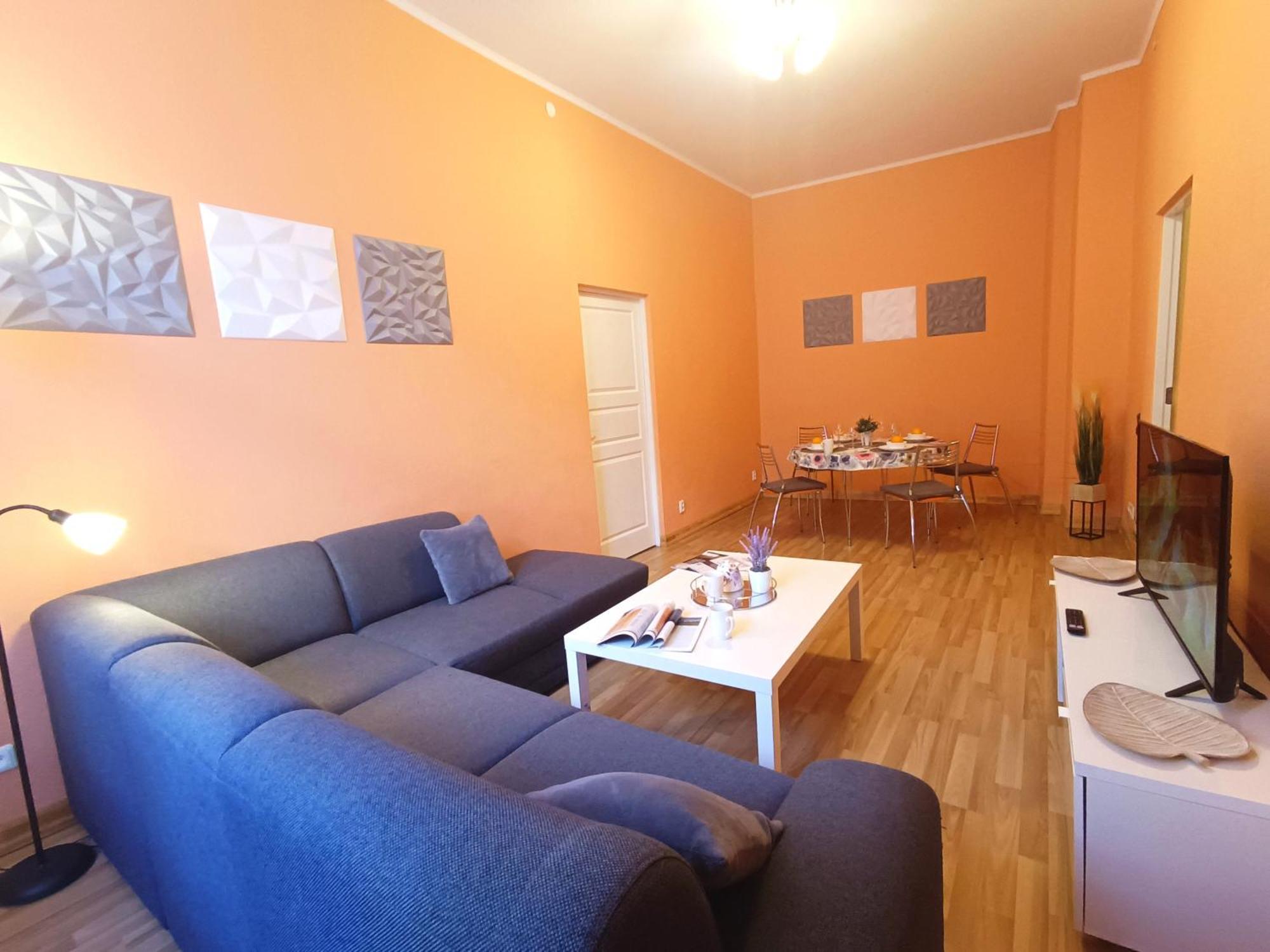 Spacious Old Town Family Peachy 2 Bedrooms Apartment, Nearby The Presidential Castle * Riga