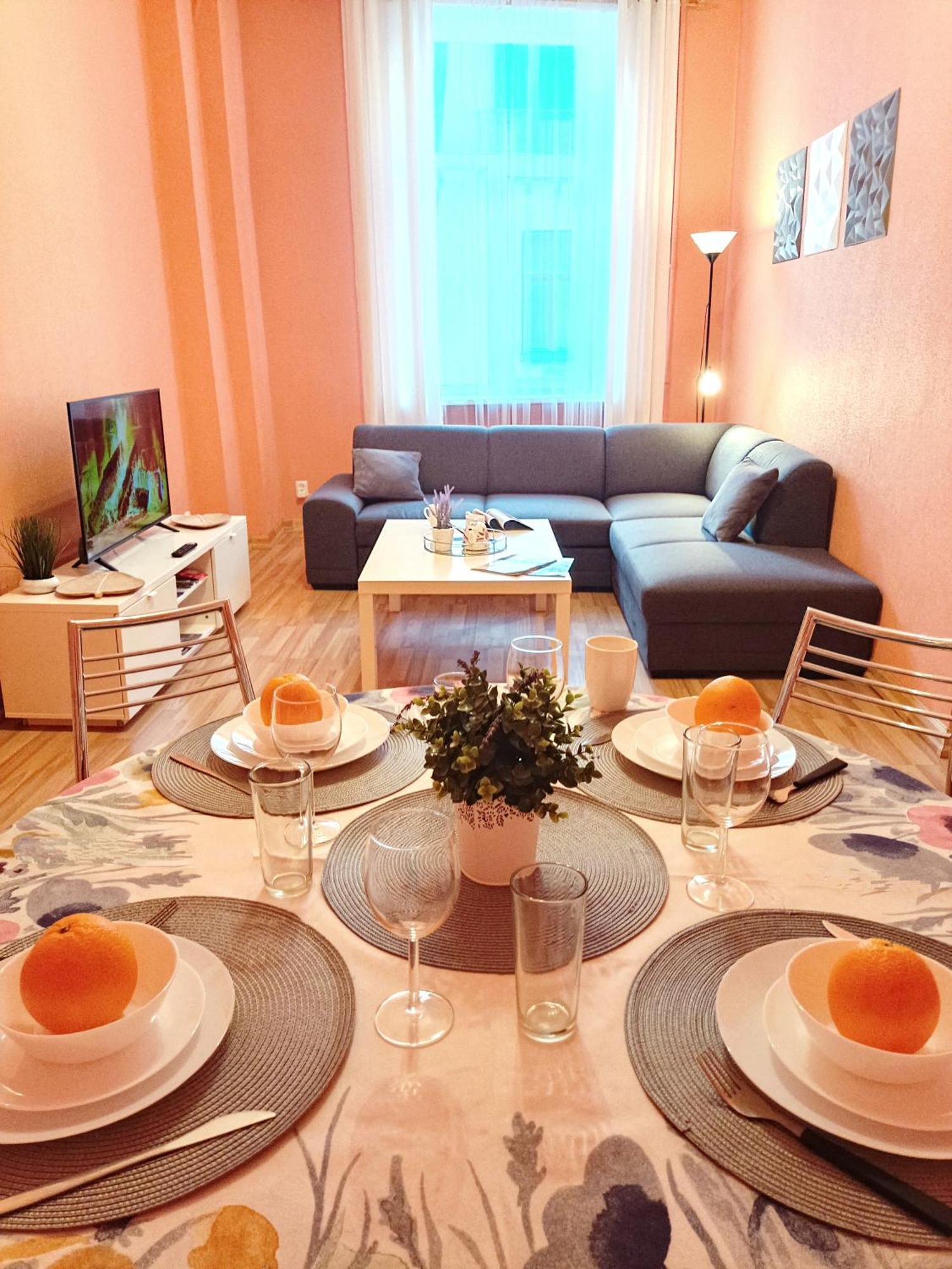 Spacious Old Town Family Peachy 2 Bedrooms Apartment, Nearby The Presidential Castle * Riga