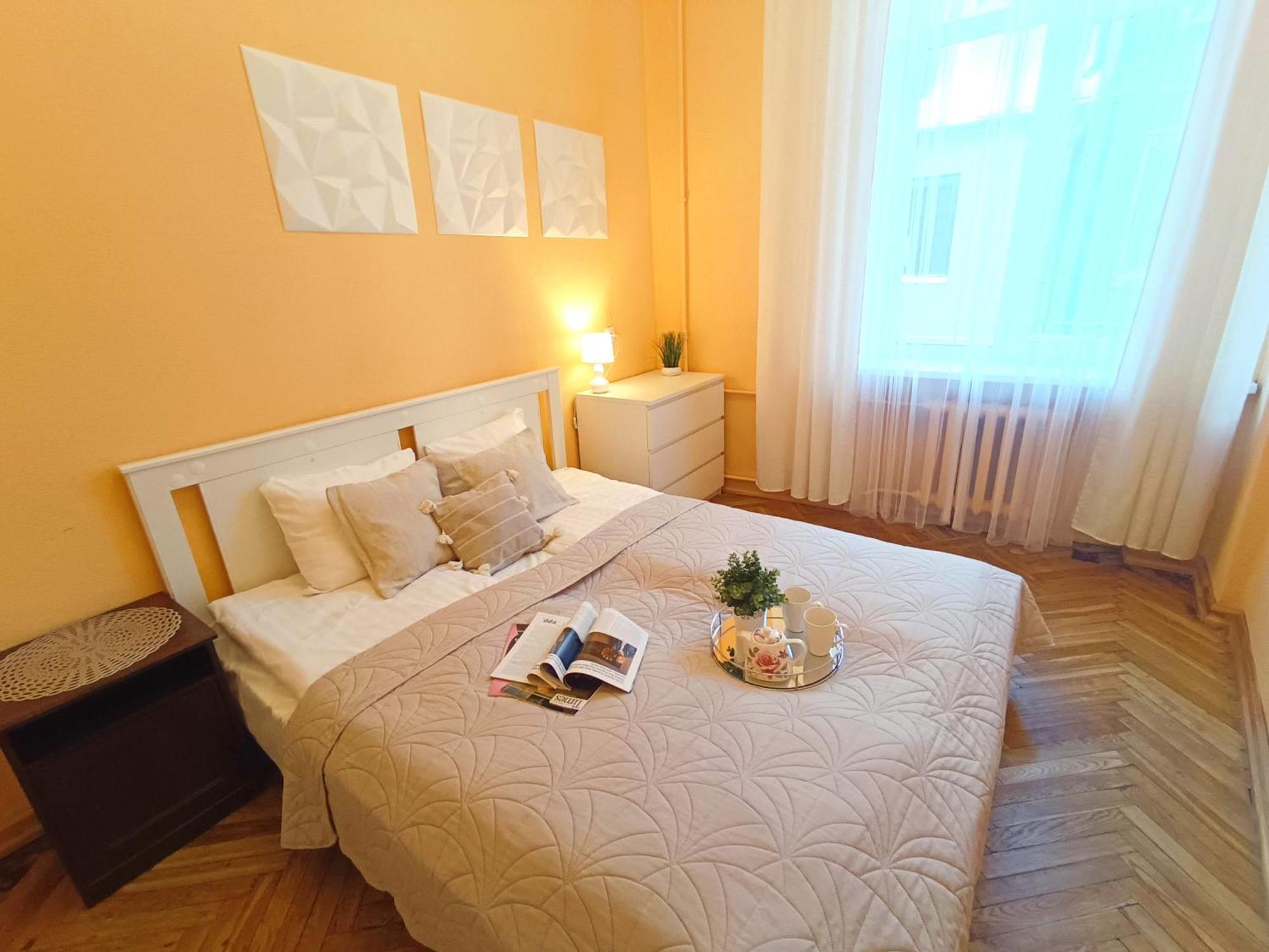 Dzīvoklis Spacious Old Town Family Peachy 2 Bedrooms Apartment, Nearby The Presidential Castle Riga