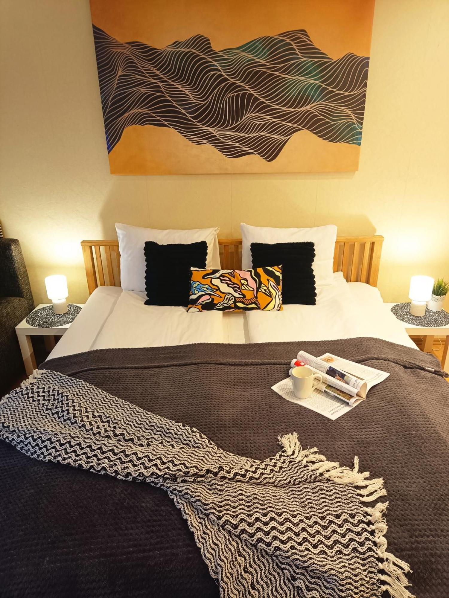 Elegant Old Town Toffee Bliss Apartment, Self Check-in, Steps From Bus Station