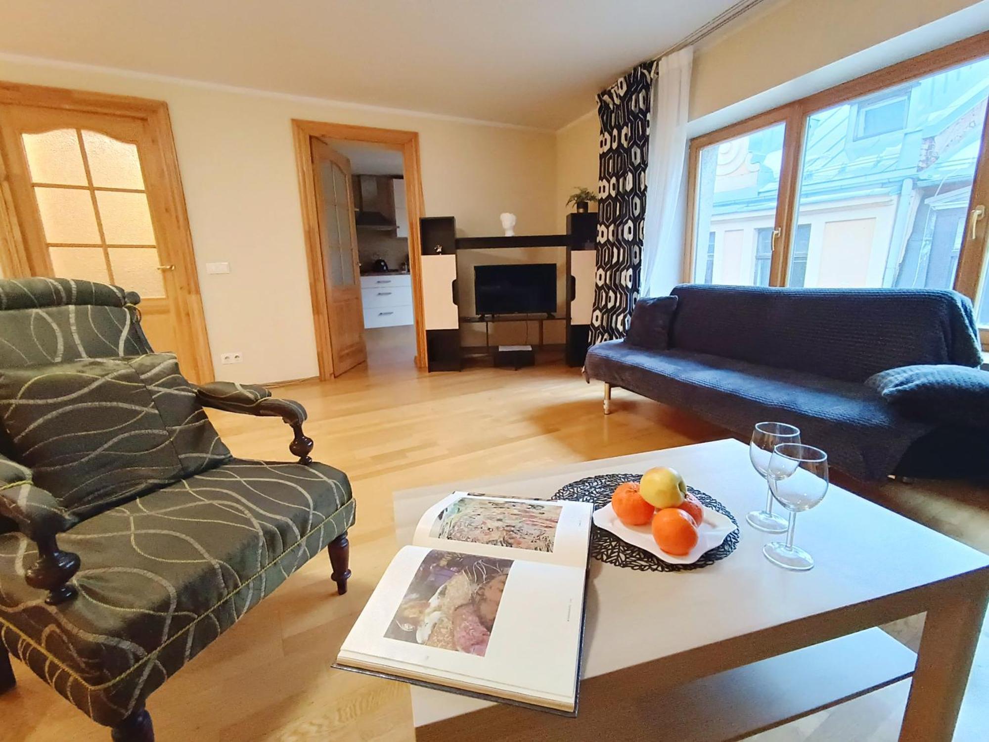 Elegant Old Town Toffee Bliss Apartment, Self Check-in, Steps From Bus Station *