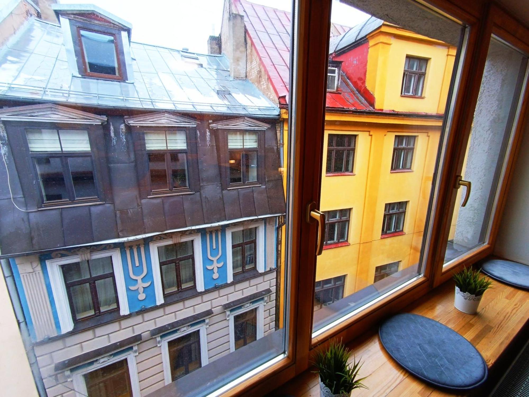 Elegant Old Town Toffee Bliss Apartment, Self Check-in, Steps From Bus Station * Riga
