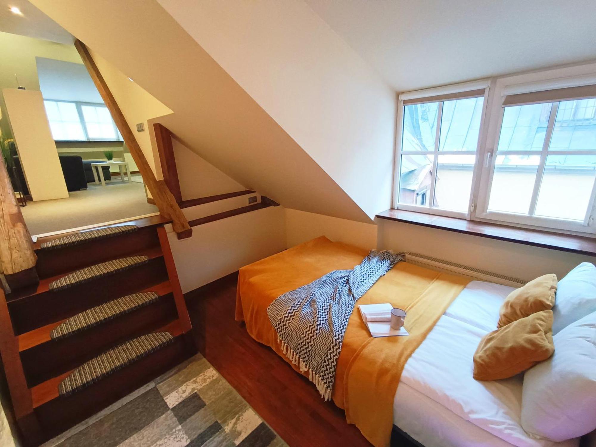 Old Town Charm One Bedroom Spacious Loft Nearby The Livu Square Apartamento *