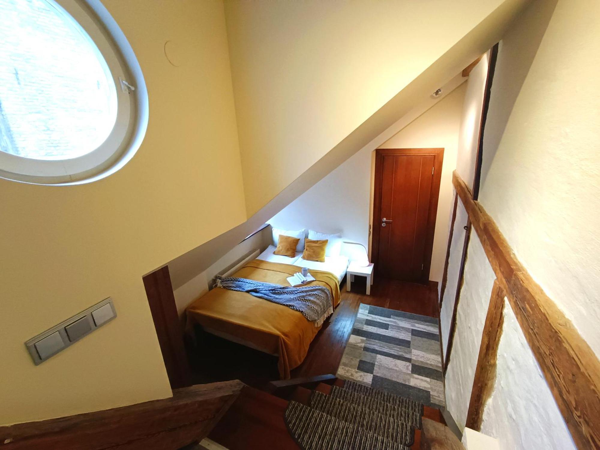 Old Town Charm One Bedroom Spacious Loft Nearby The Livu Square Apartamento
