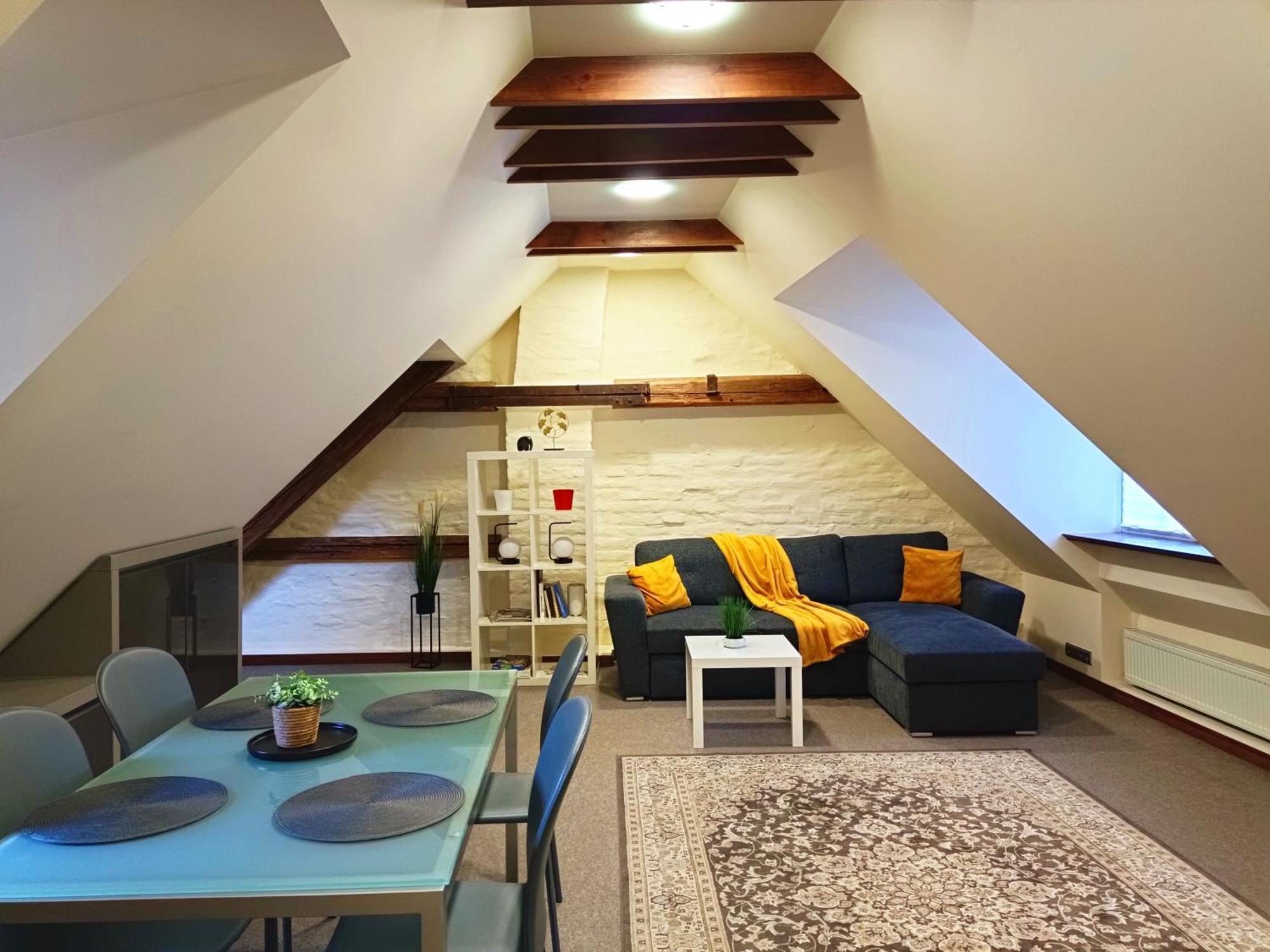 Old Town Charm One Bedroom Spacious Loft Nearby The Livu Square Apartamento