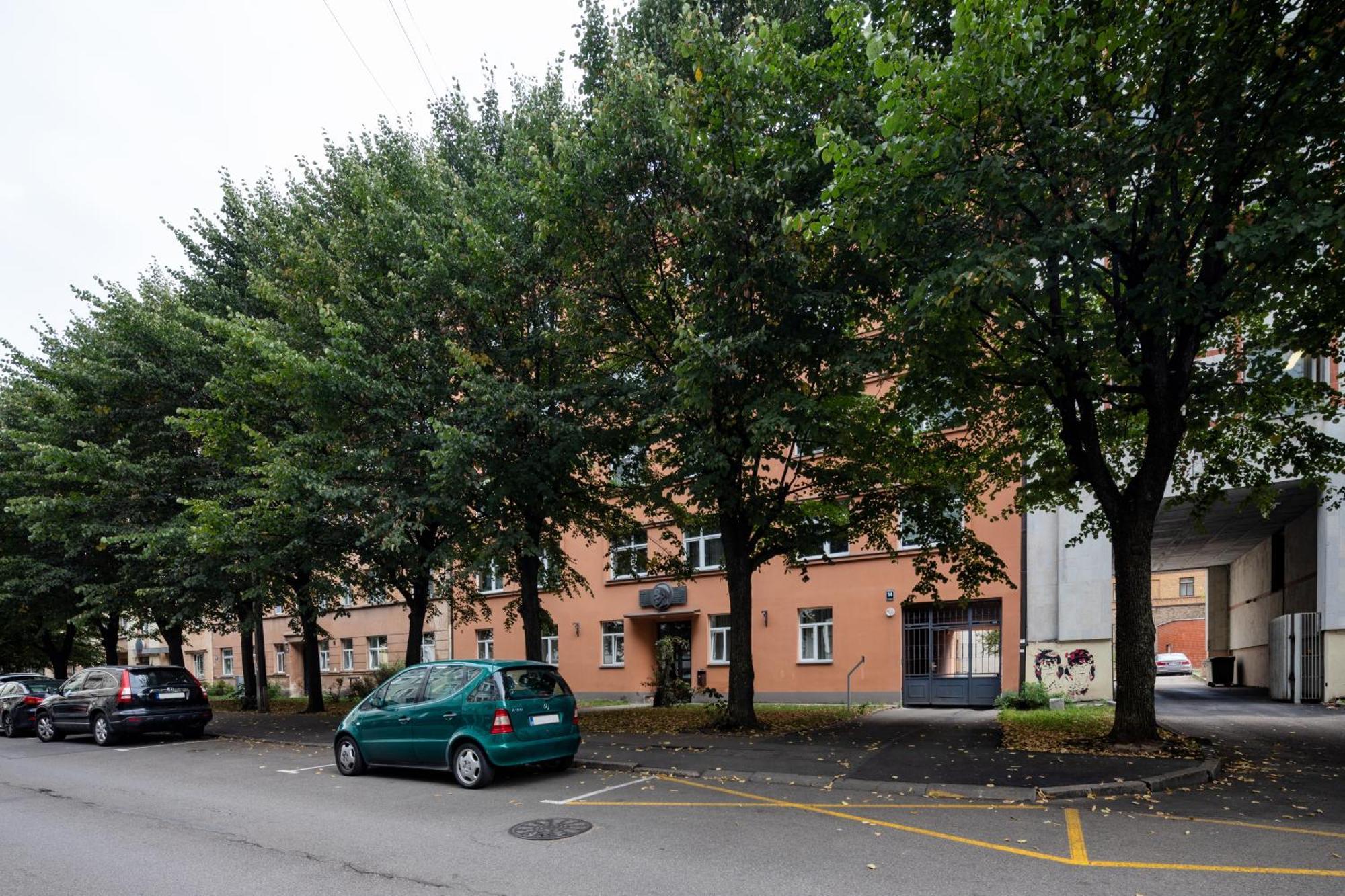 Embassy Center With Parking *
