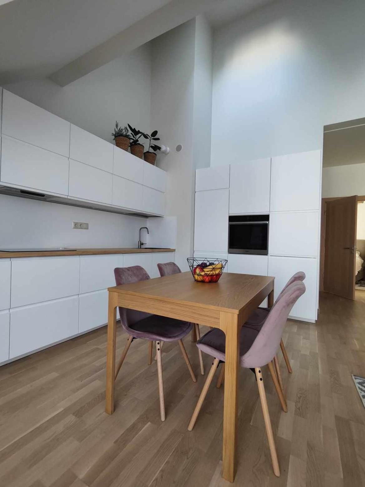 Apartment Wide & Light - Self Check In *