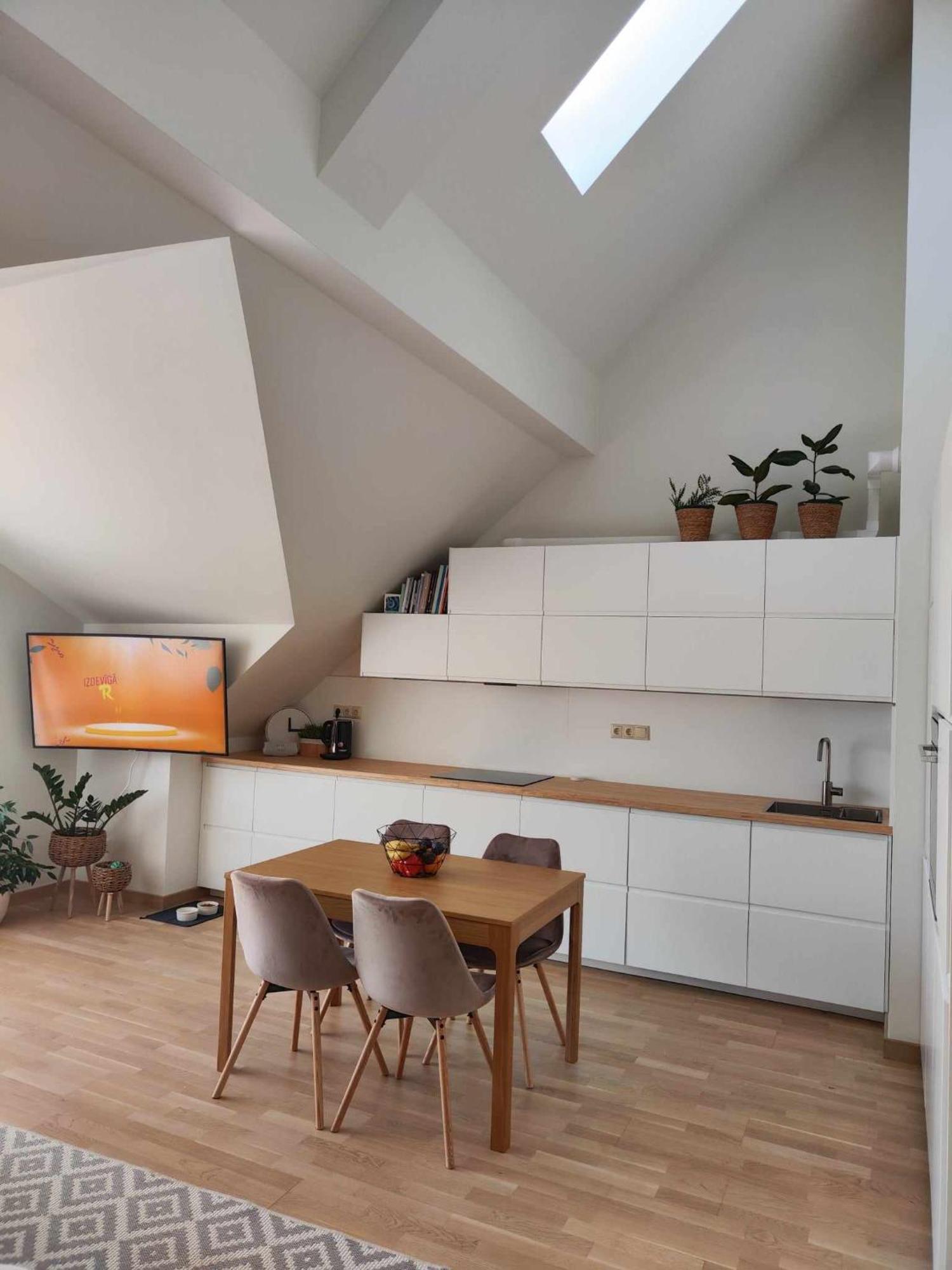 Wide & Light - Self Check In Apartment *