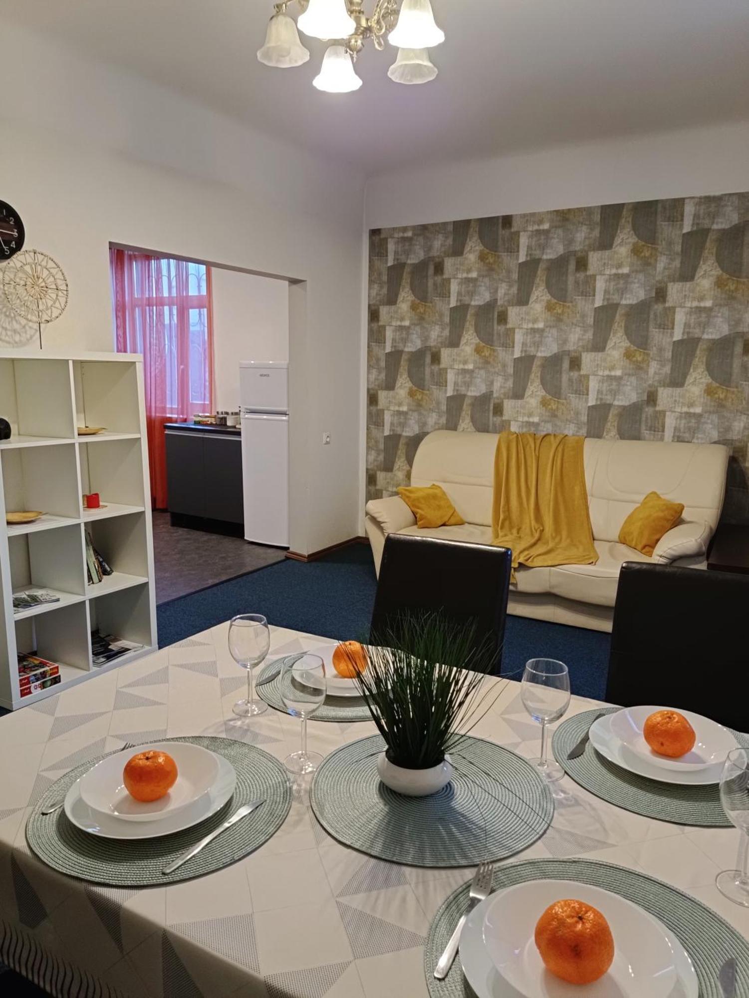 Căn hộ Ideally Located Center 2 Bedrooms Spacious *