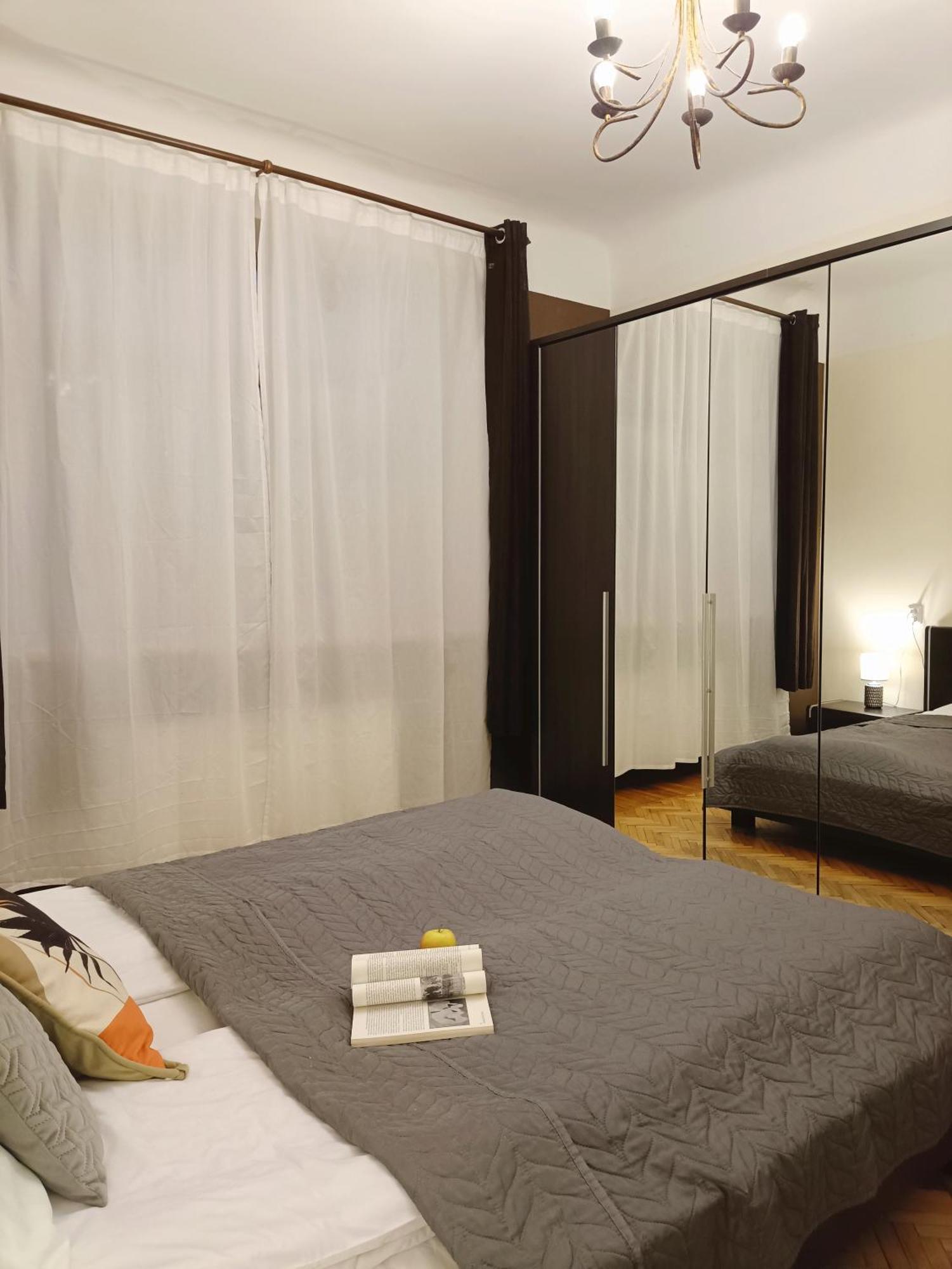 Căn hộ Ideally Located Center 2 Bedrooms Spacious