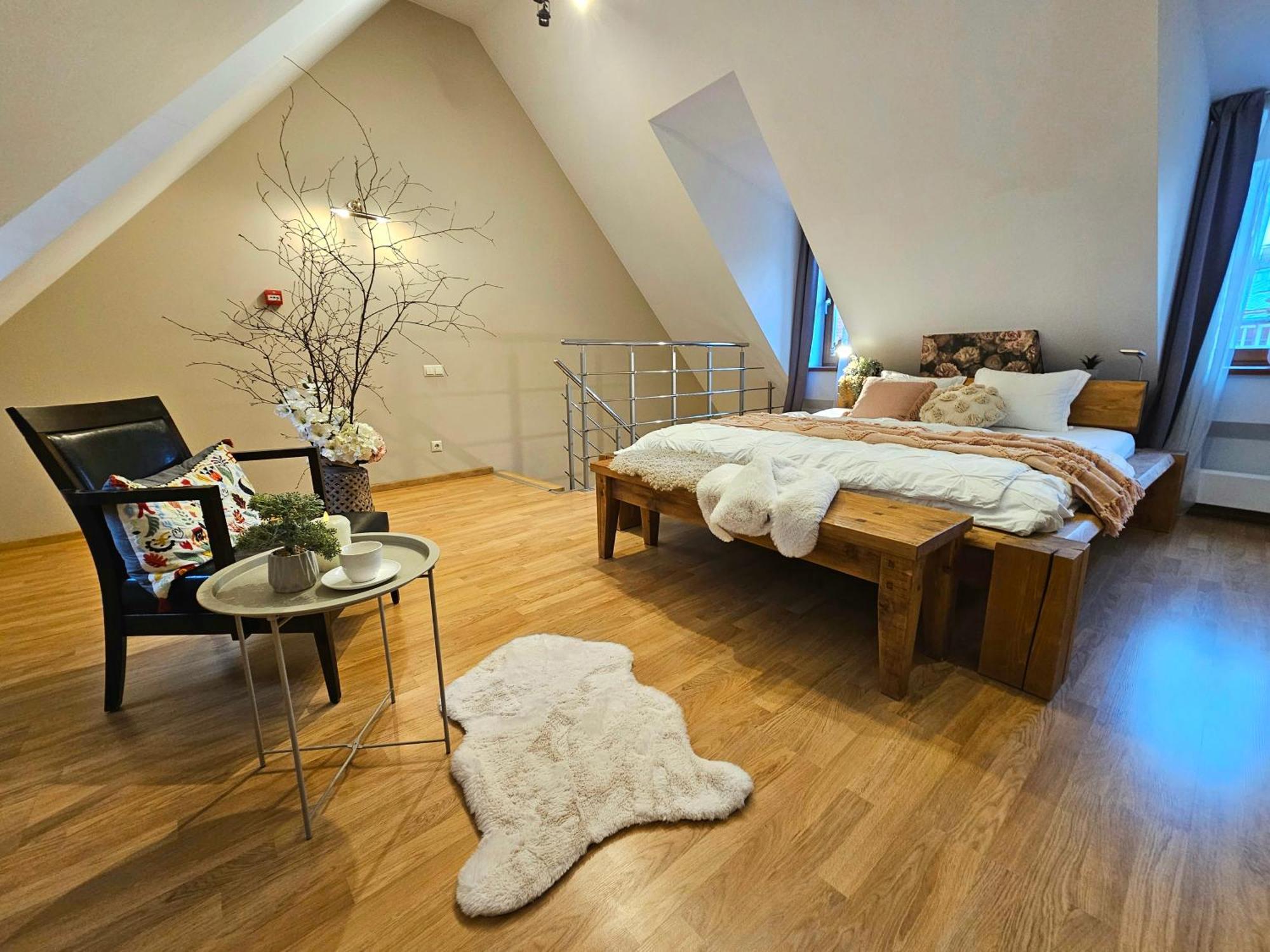 Silversmith's In Old Appartement *