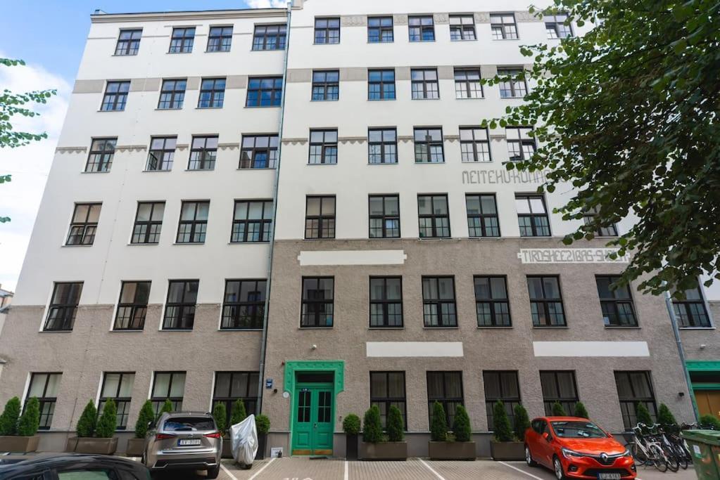 Colourpop: Luxurious Uptown In Apartment Riga