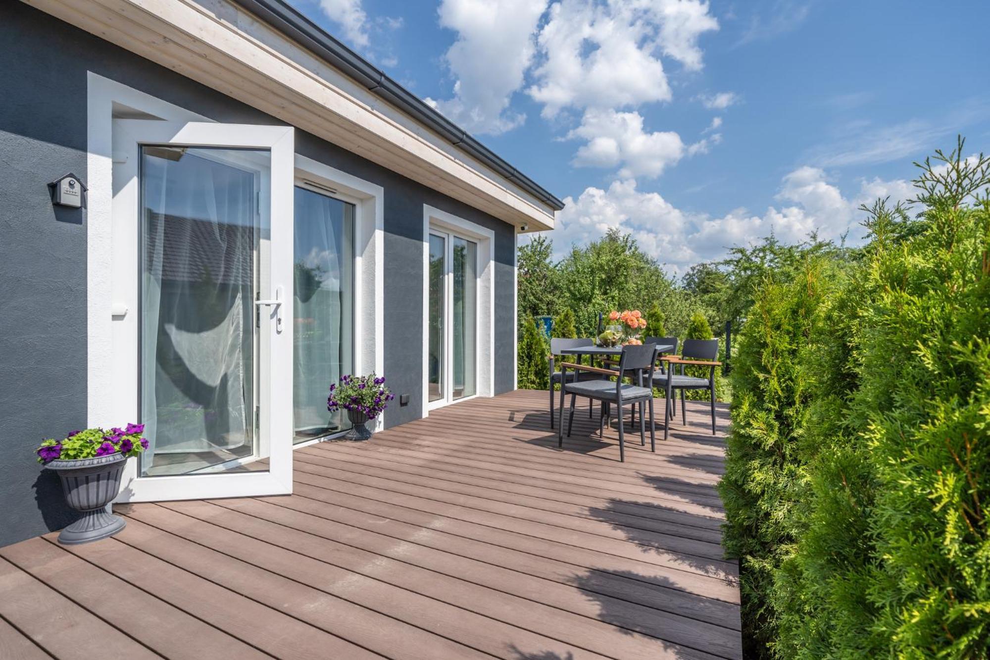Dzīvoklis Family Garden With Free Private Parking & Playground *