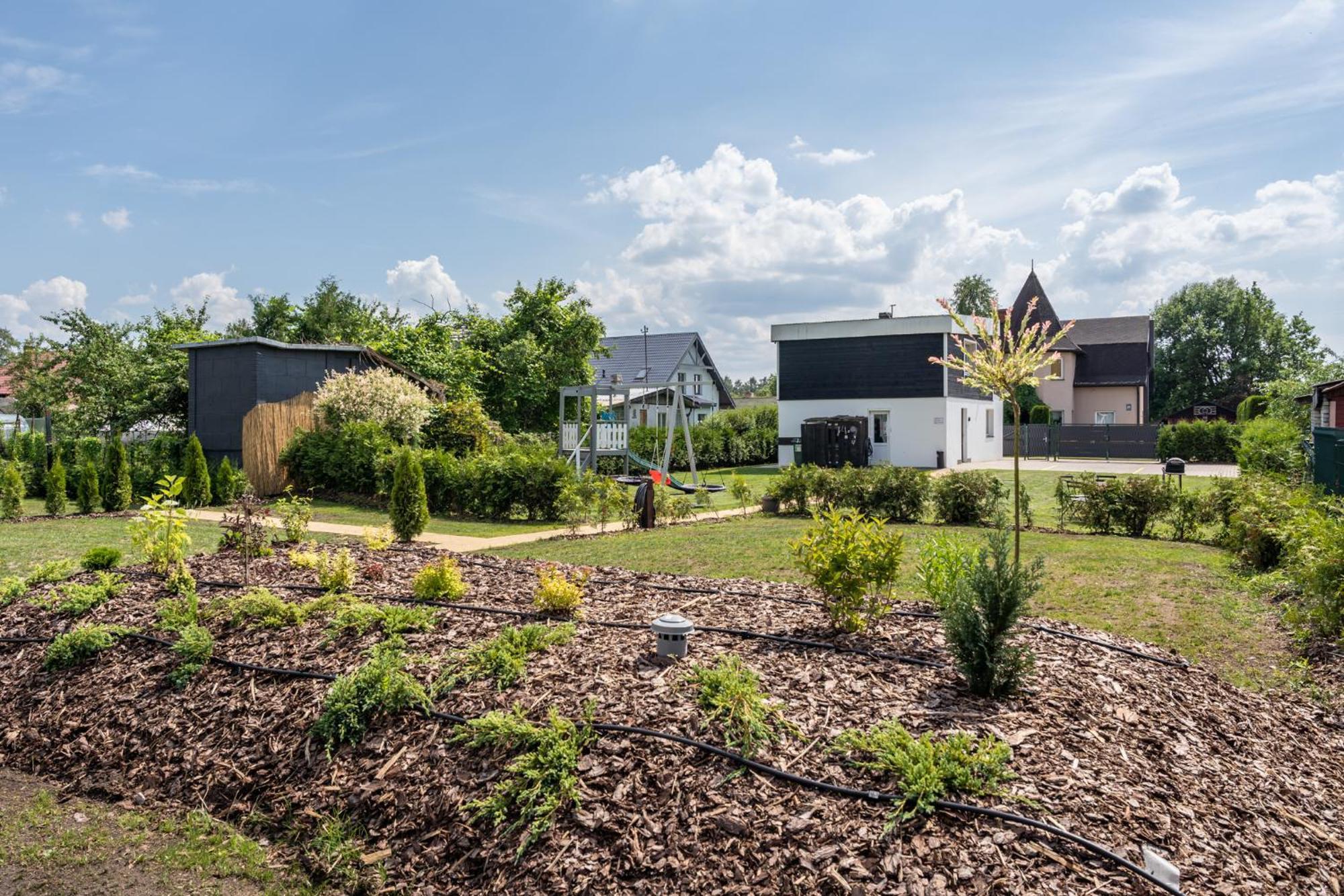 Family Garden With Free Private Parking & Playground *