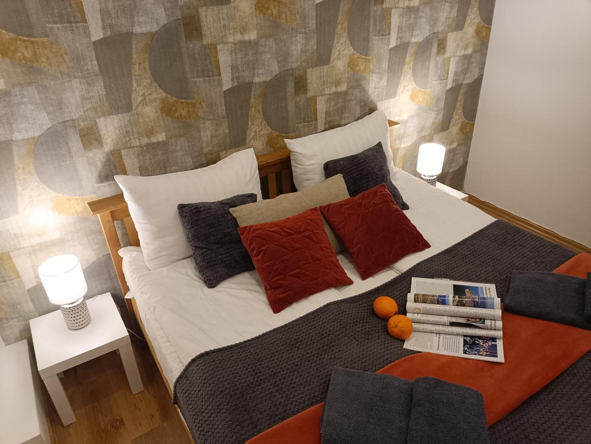 Center Two With One Bedroom, Up To 5 Guests, Self Check-in, Free Parking
