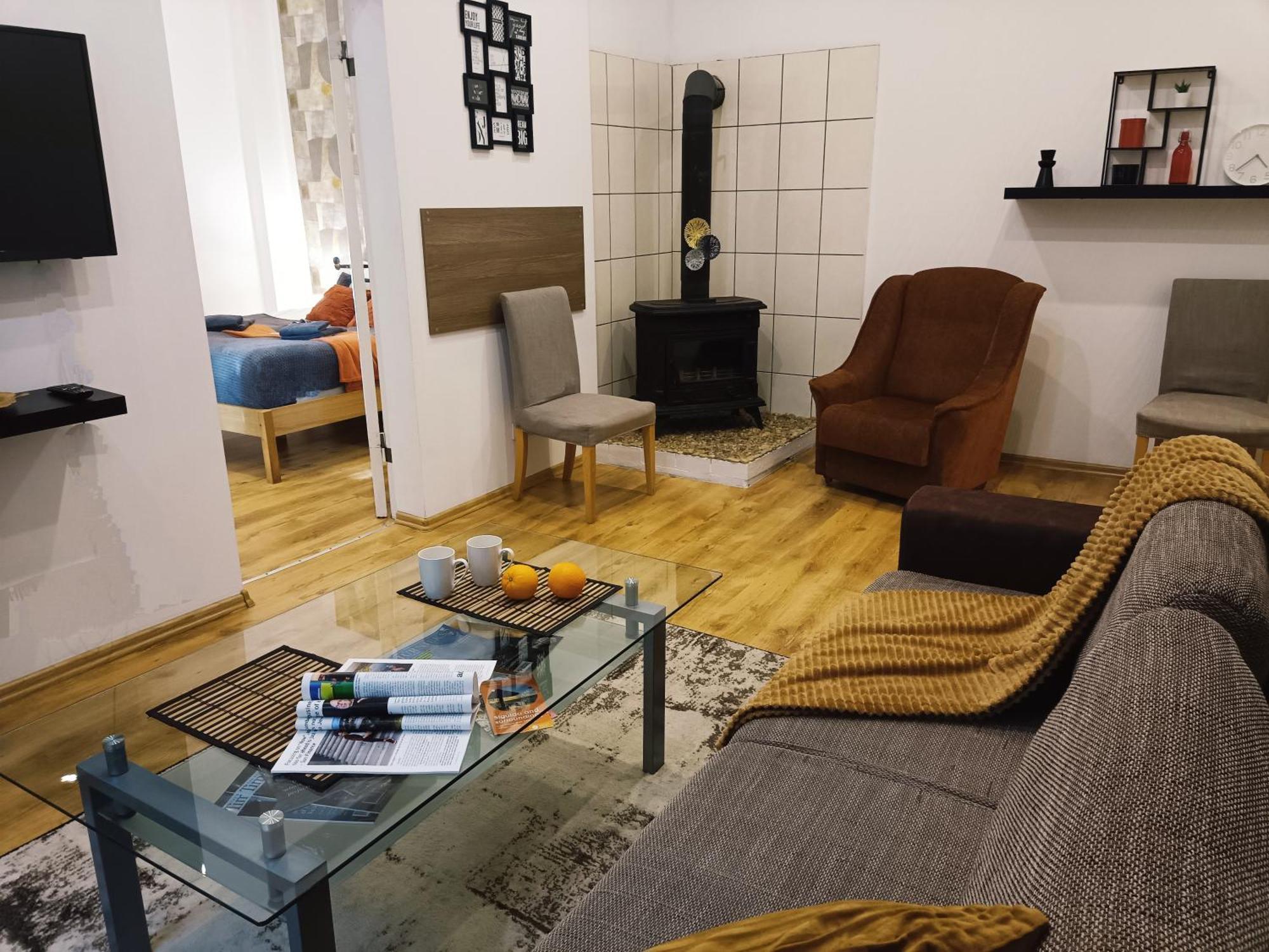 Center Two With One Bedroom, Up To 5 Guests, Self Check-in, Free Parking *
