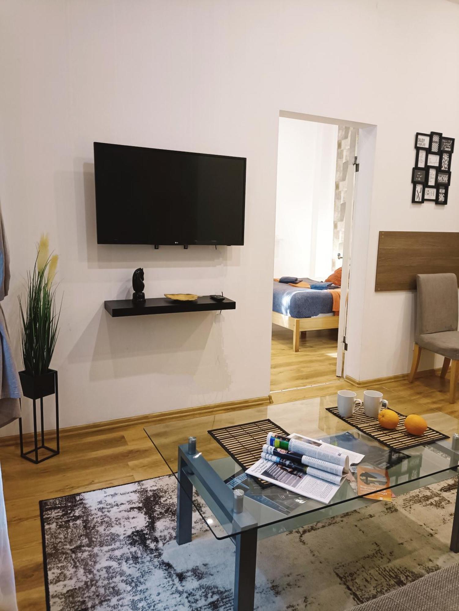 Center Two With One Bedroom, Up To 5 Guests, Self Check-in, Free Parking Căn hộ