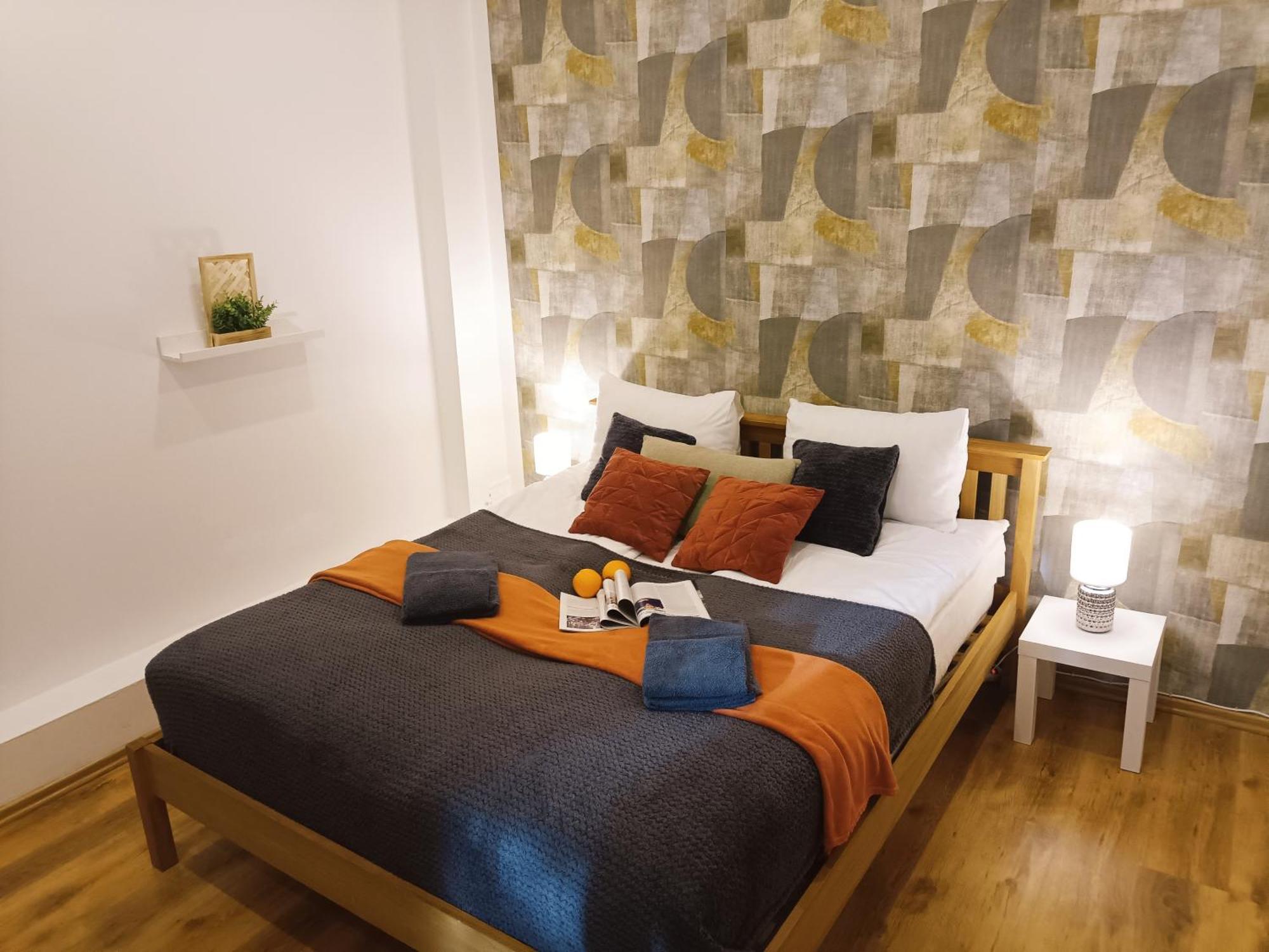 Center Two With One Bedroom, Up To 5 Guests, Self Check-in, Free Parking *