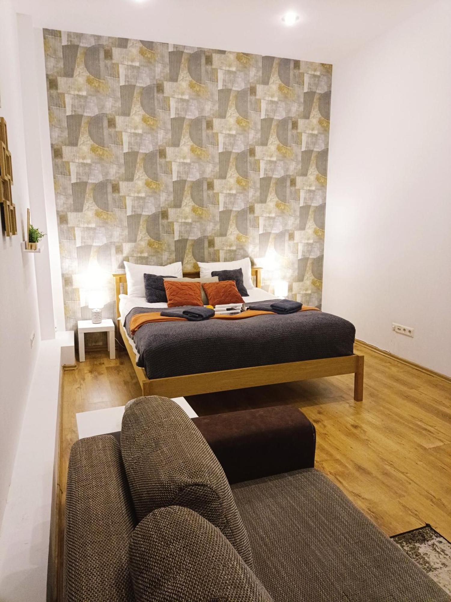 Center Two With One Bedroom, Up To 5 Guests, Self Check-in, Free Parking