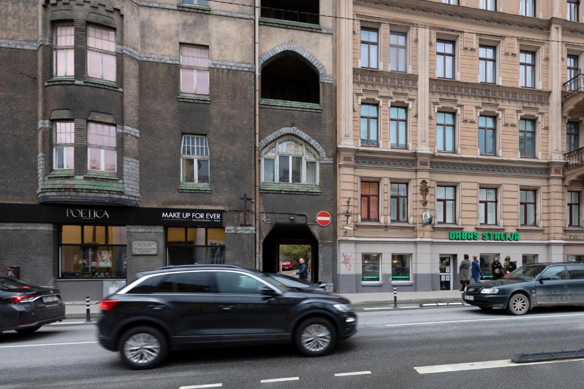 Brivibas Yard With Parking In Center Riga