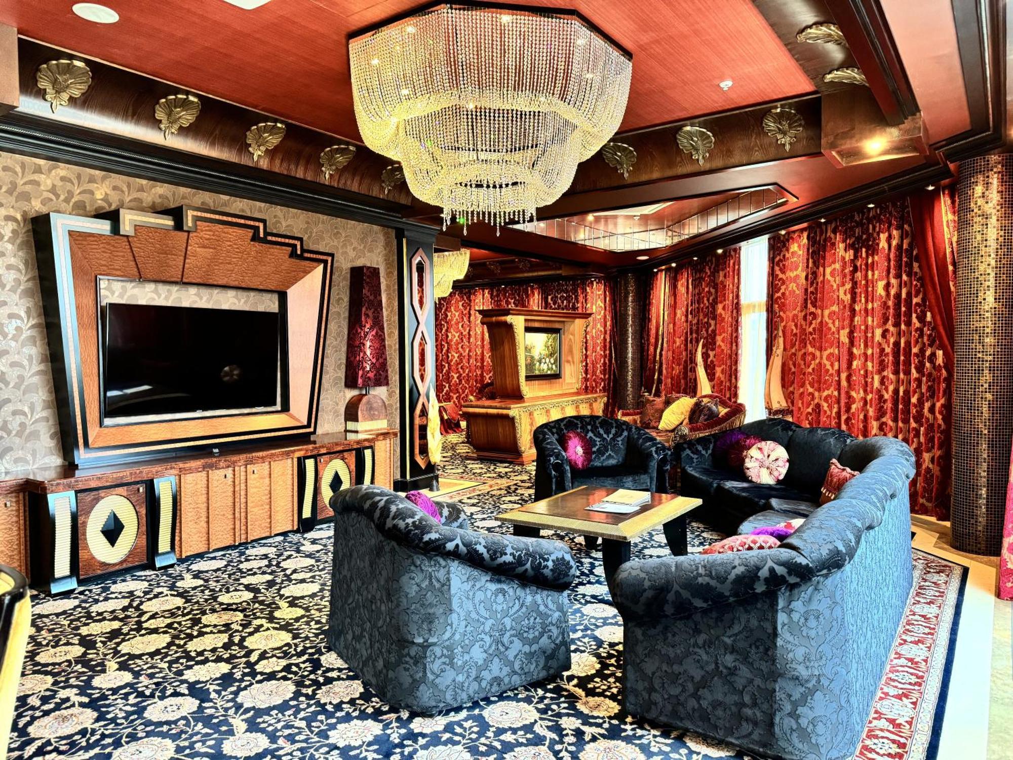 Royal & Hotel