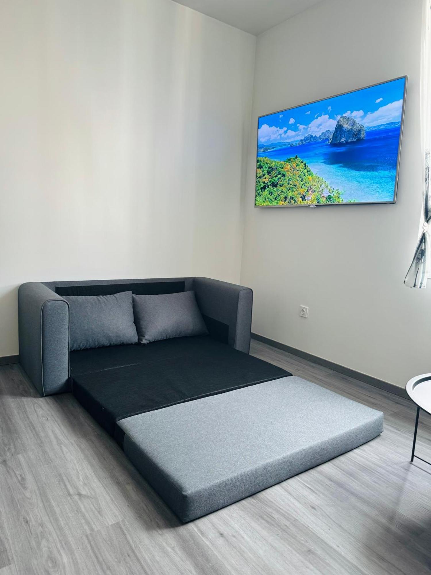 Modern Studio In Apartment *