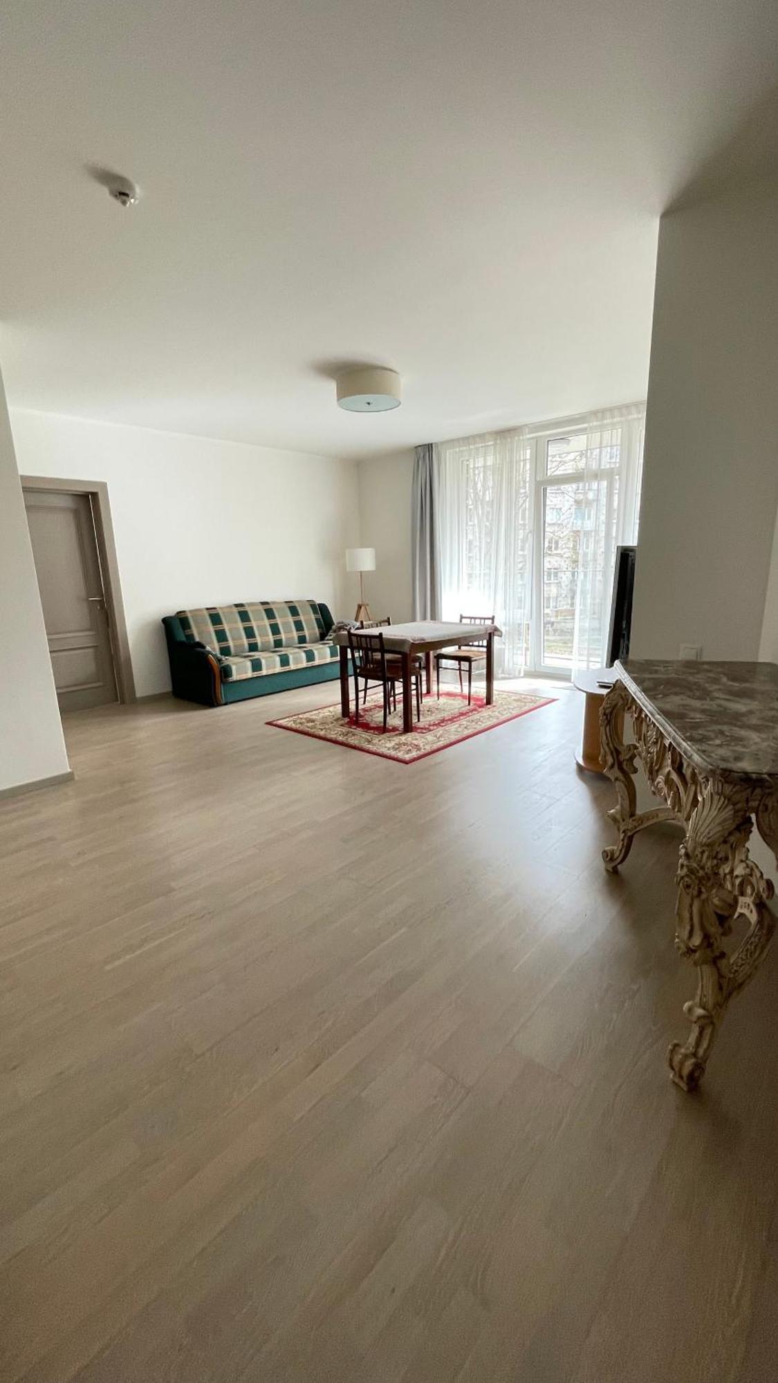 Hugo & Parking Apartment *