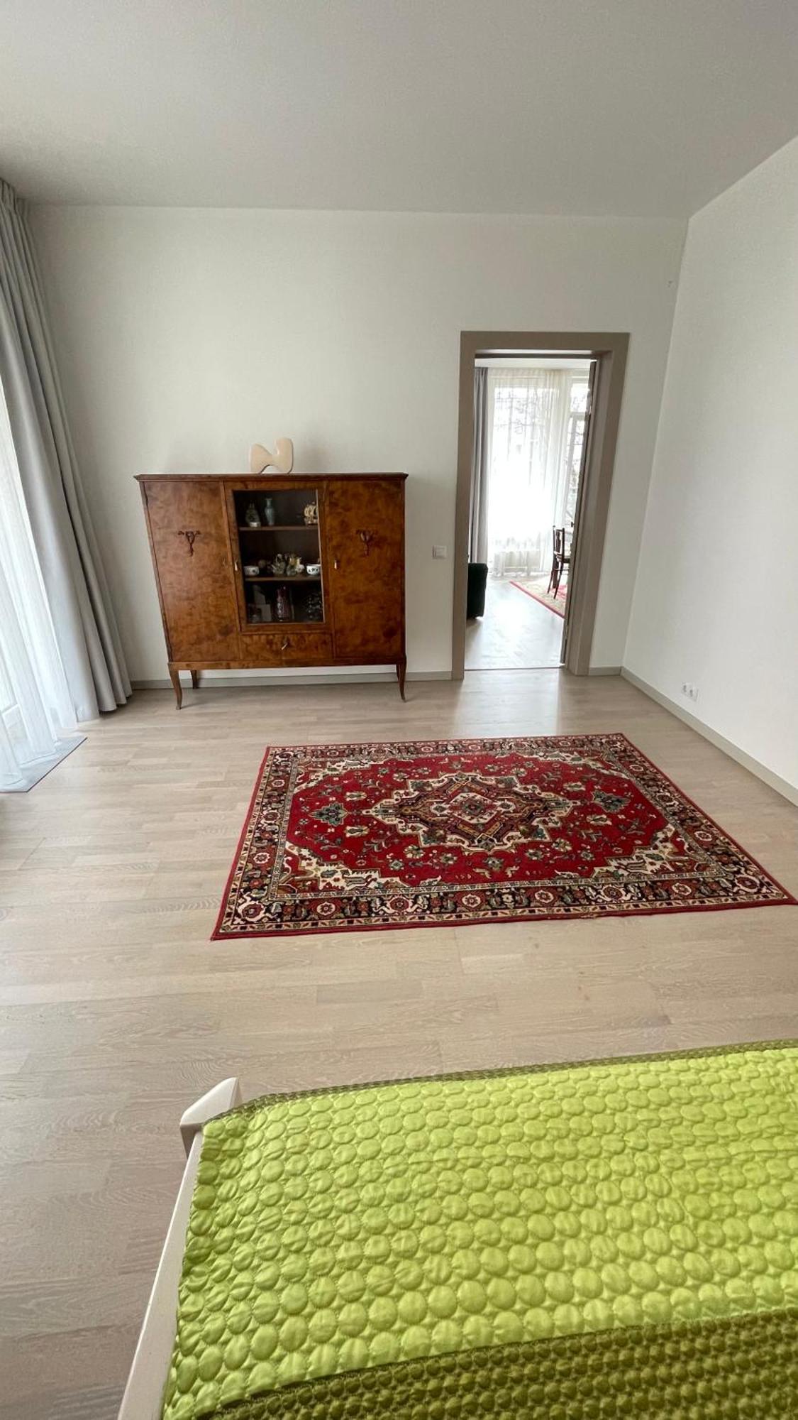 Hugo & Parking Apartment *