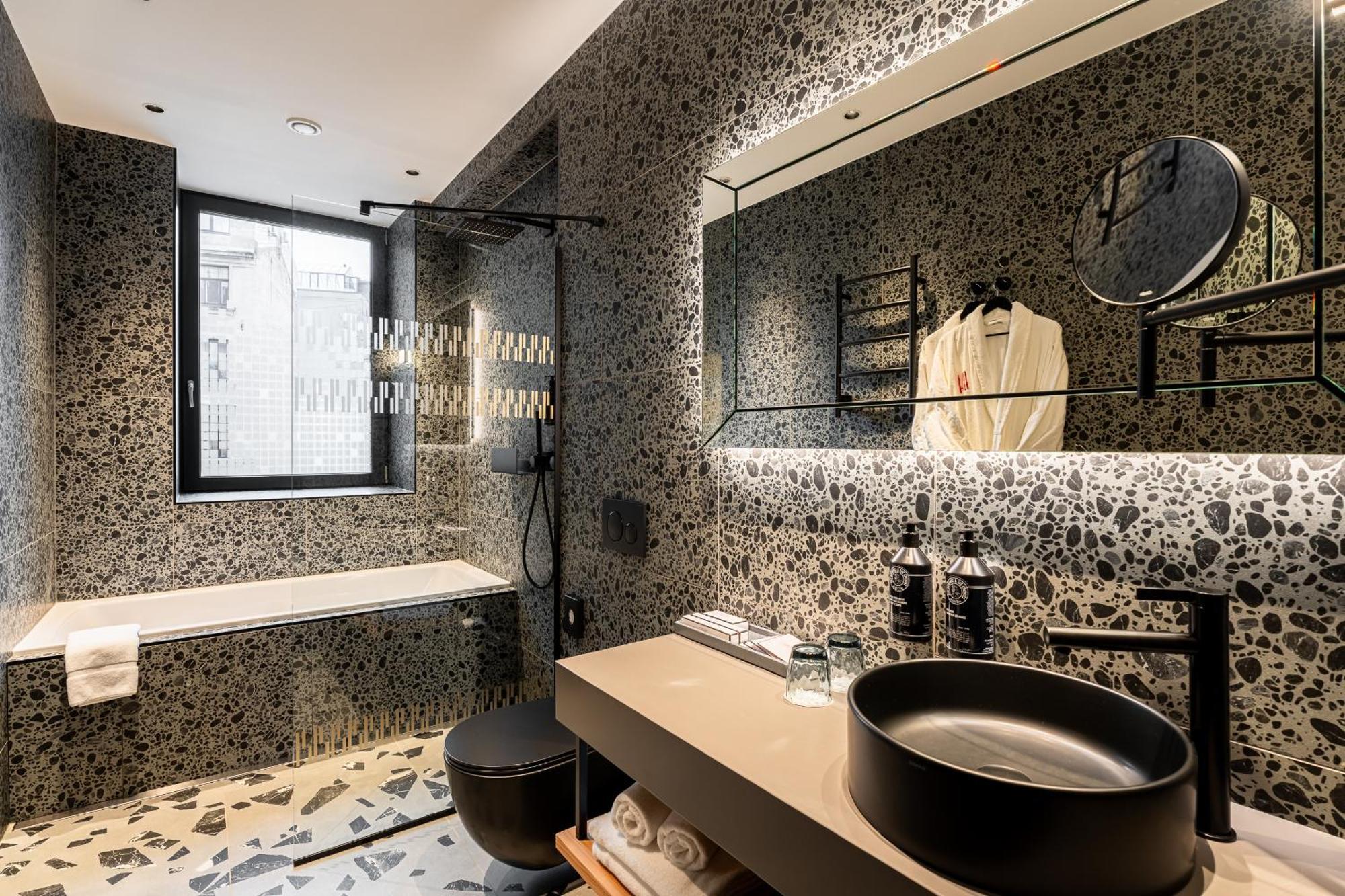 Aston Khách sạn 4*