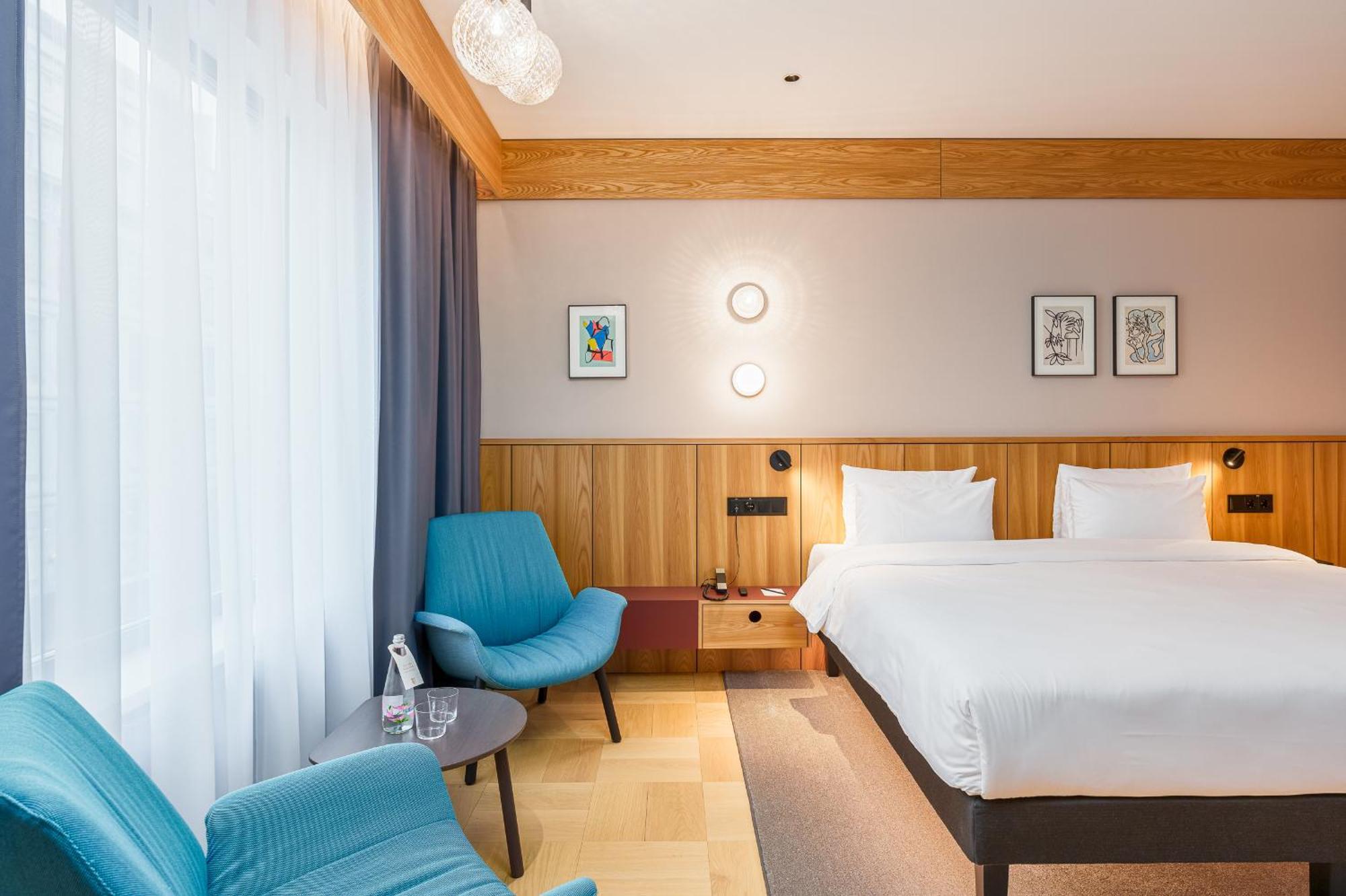 Khách sạn Aston 4*