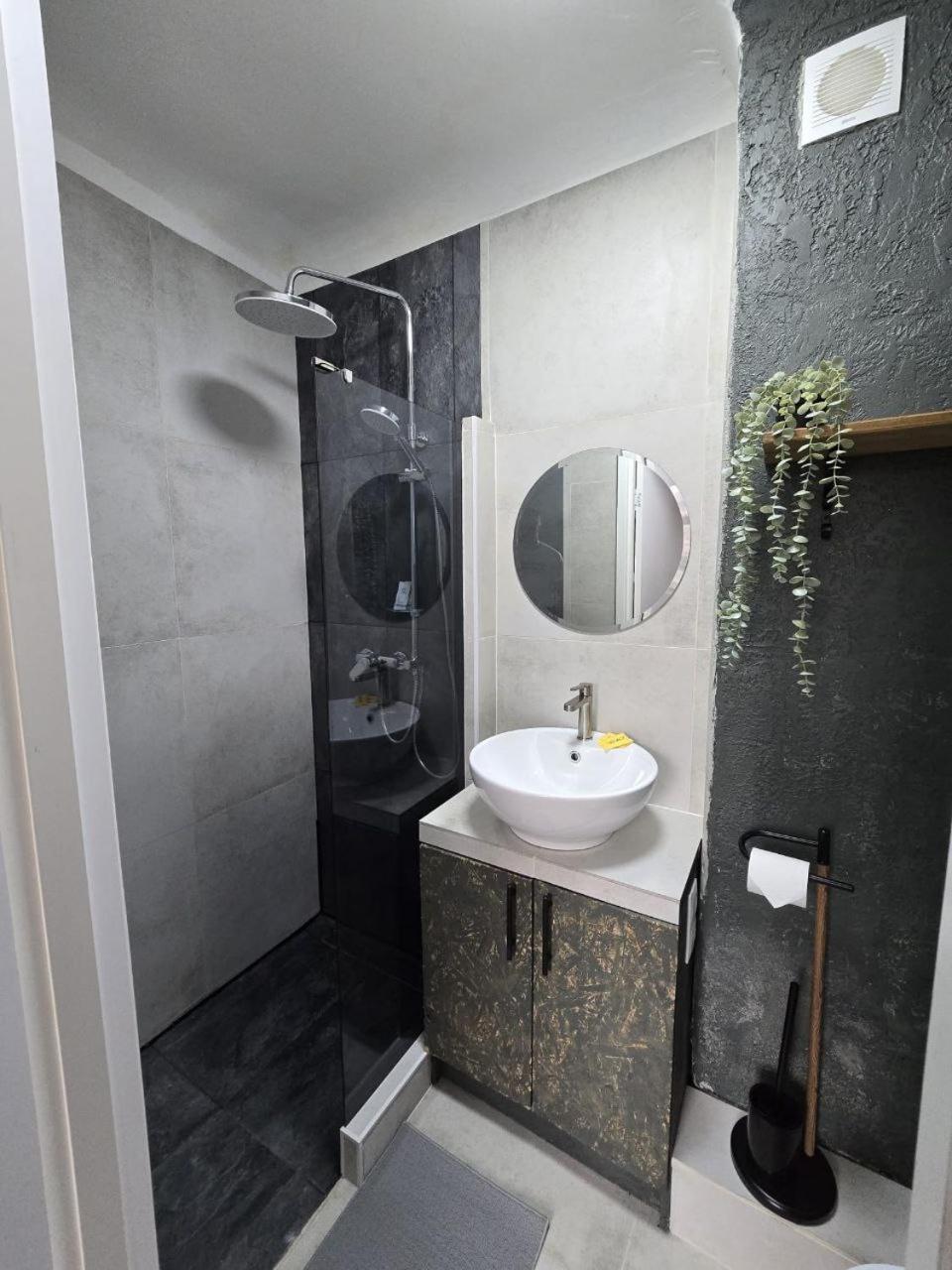 Apartment Old Over The River, Free Parking, Up To 4ppl. Self Check-in\out