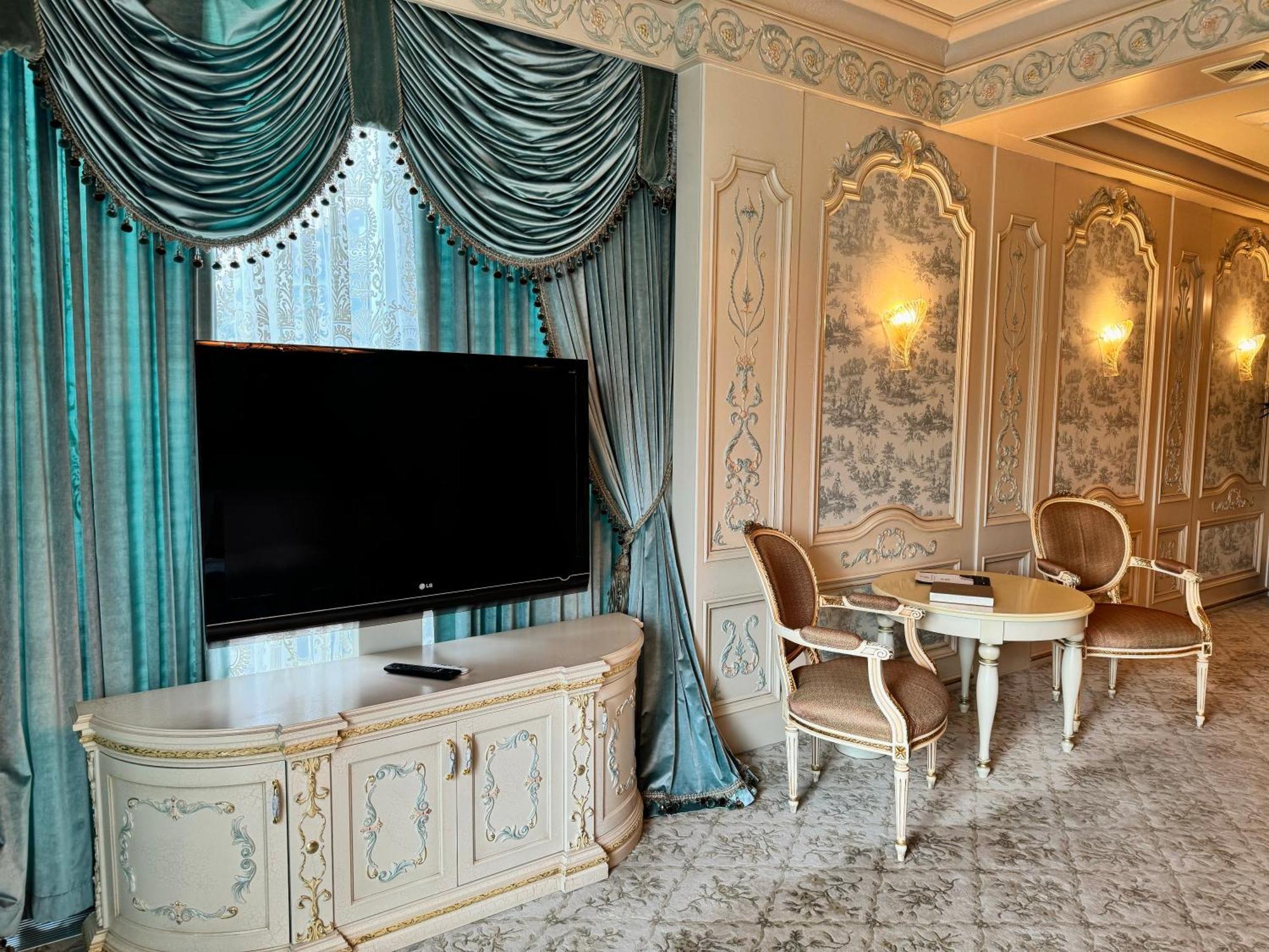 Royal & Hotell